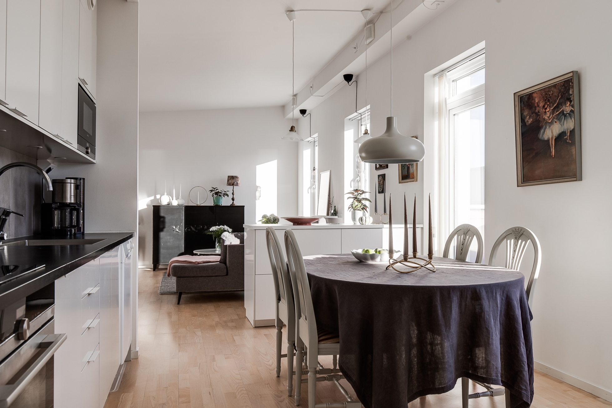 Smakfull lägenhet med radhuskänsla i populära Rynningeåsen!