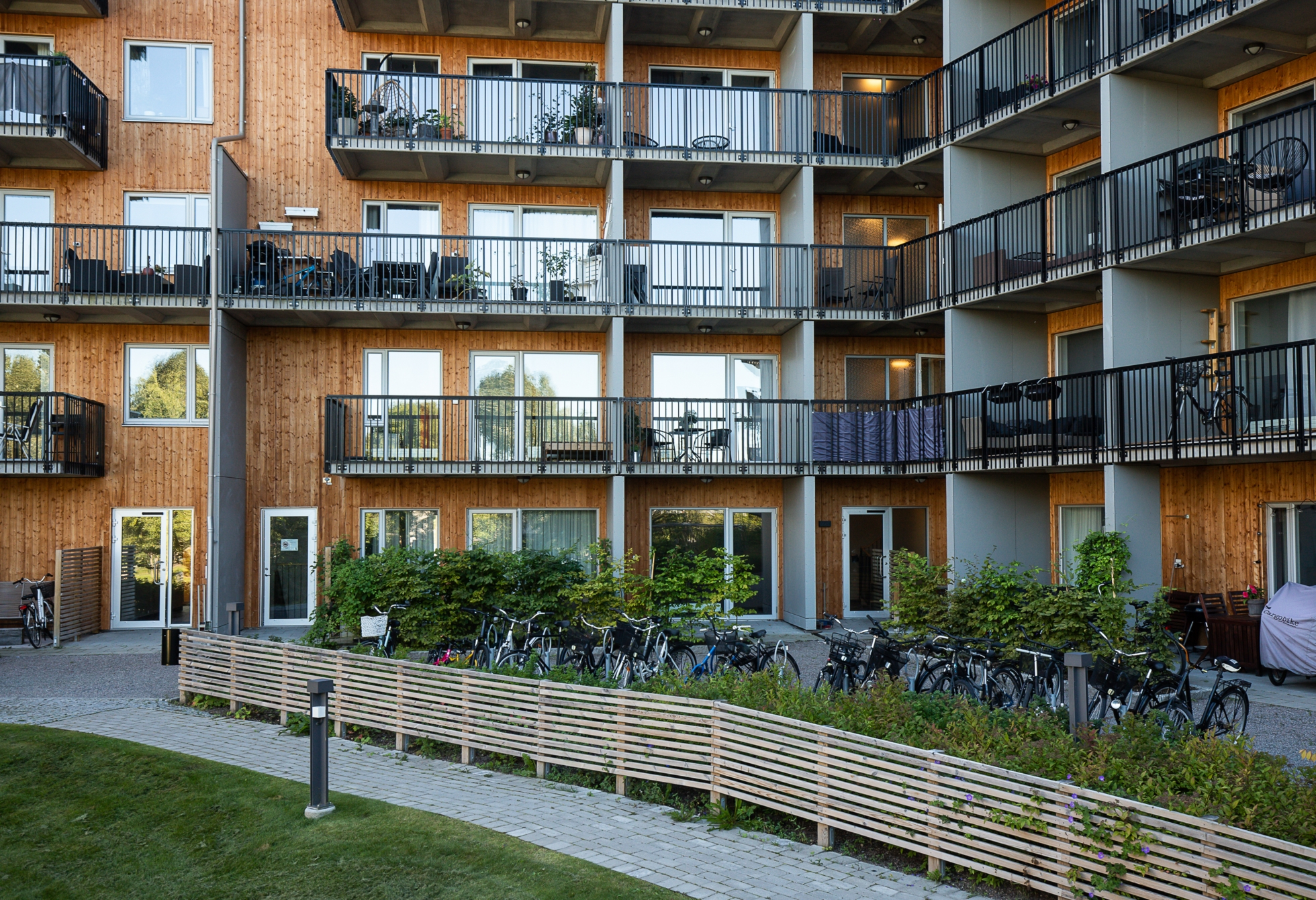 Trevlig lägenhet med balkong och fin utsikt över föreningens innergård!