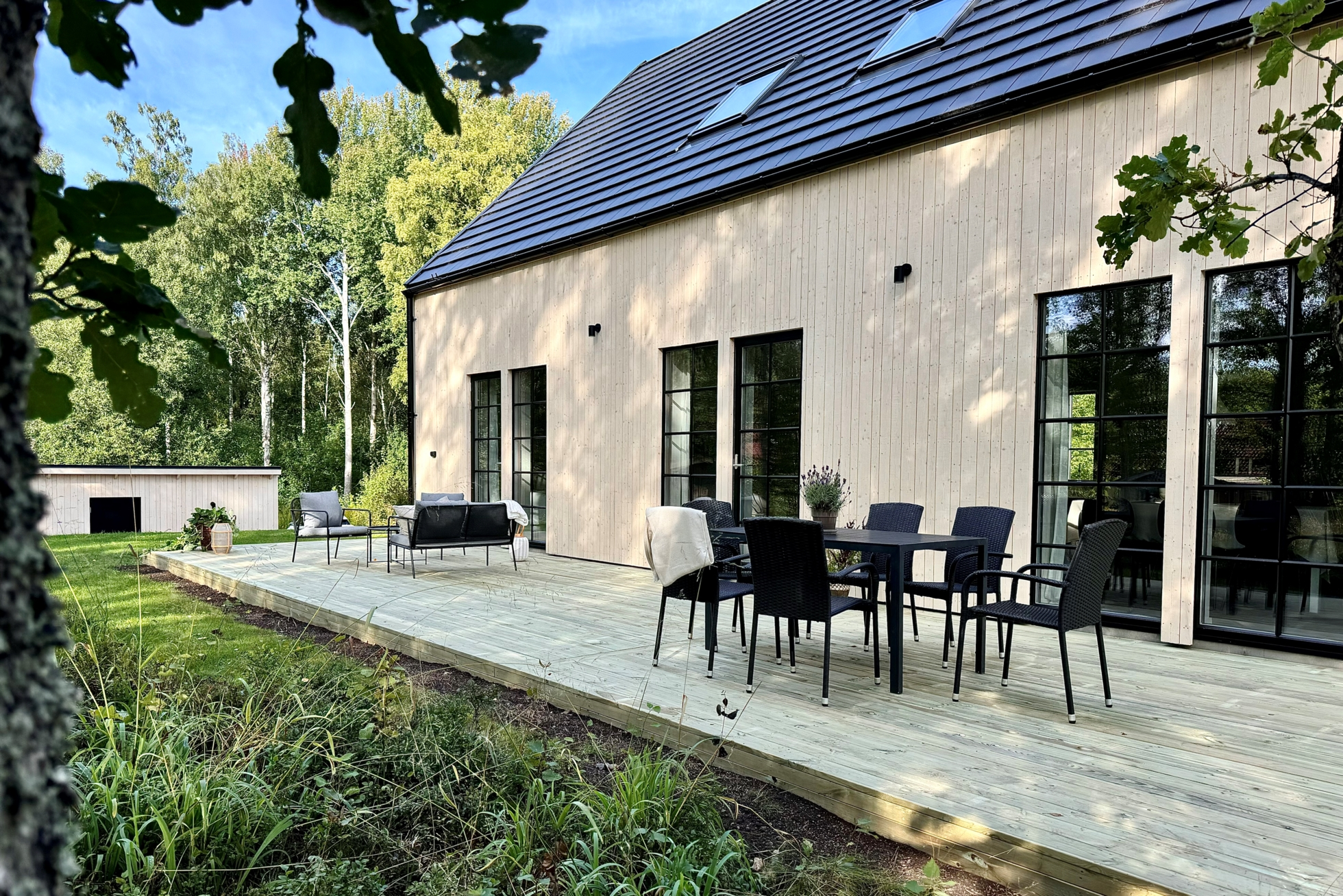 Stilfullt ladhus byggt i lösvirke i barnvänliga och rogivande Ekeby-almby!