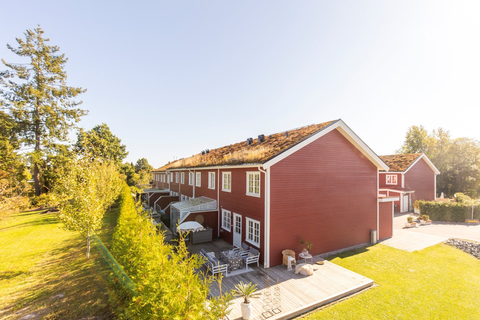 Hörntomt i barnvänligt område med egen uteplats!