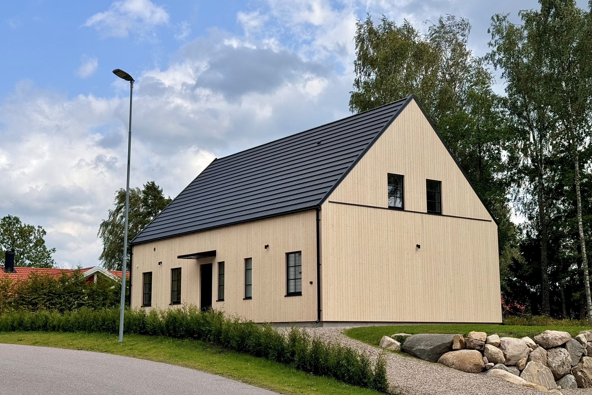 Stilfullt ladhus byggt i lösvirke i barnvänliga och rogivande Ekeby-almby!