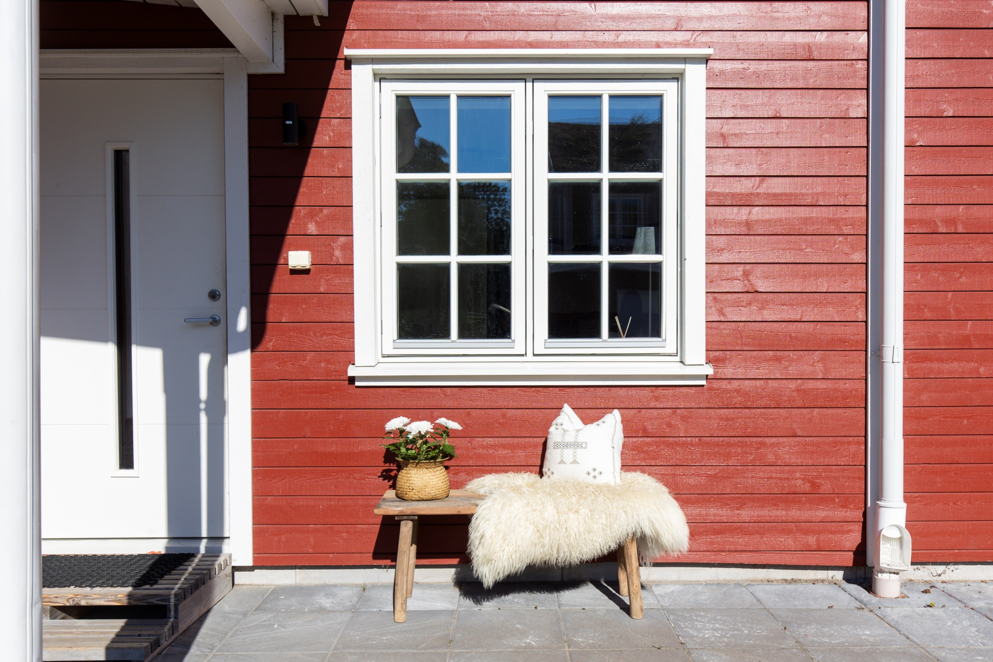 Hörntomt i barnvänligt område med egen uteplats!