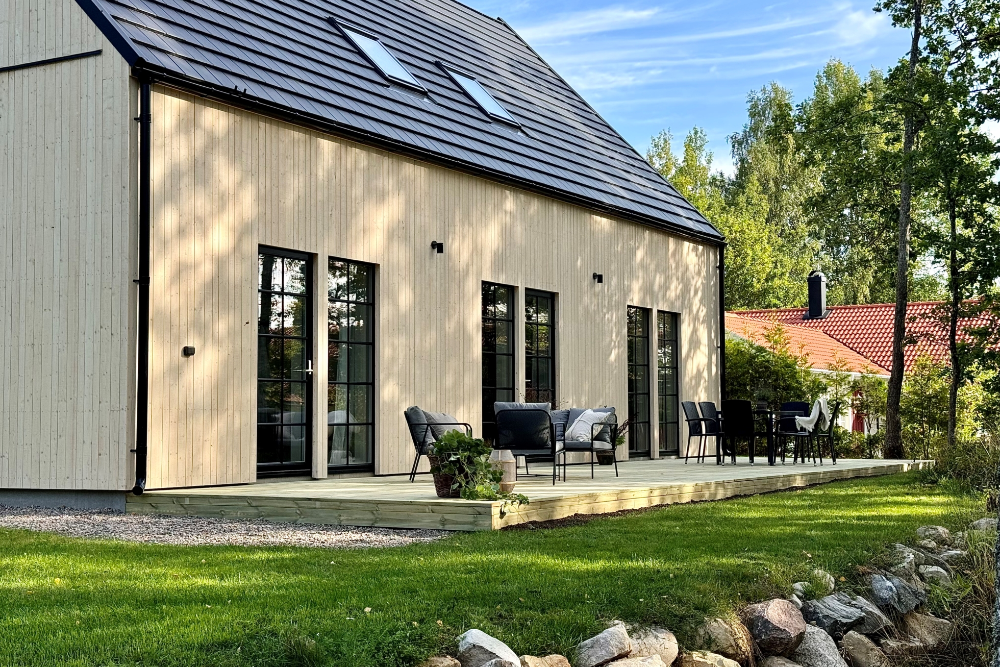 Stilfullt ladhus byggt i lösvirke i barnvänliga och rogivande Ekeby-almby!