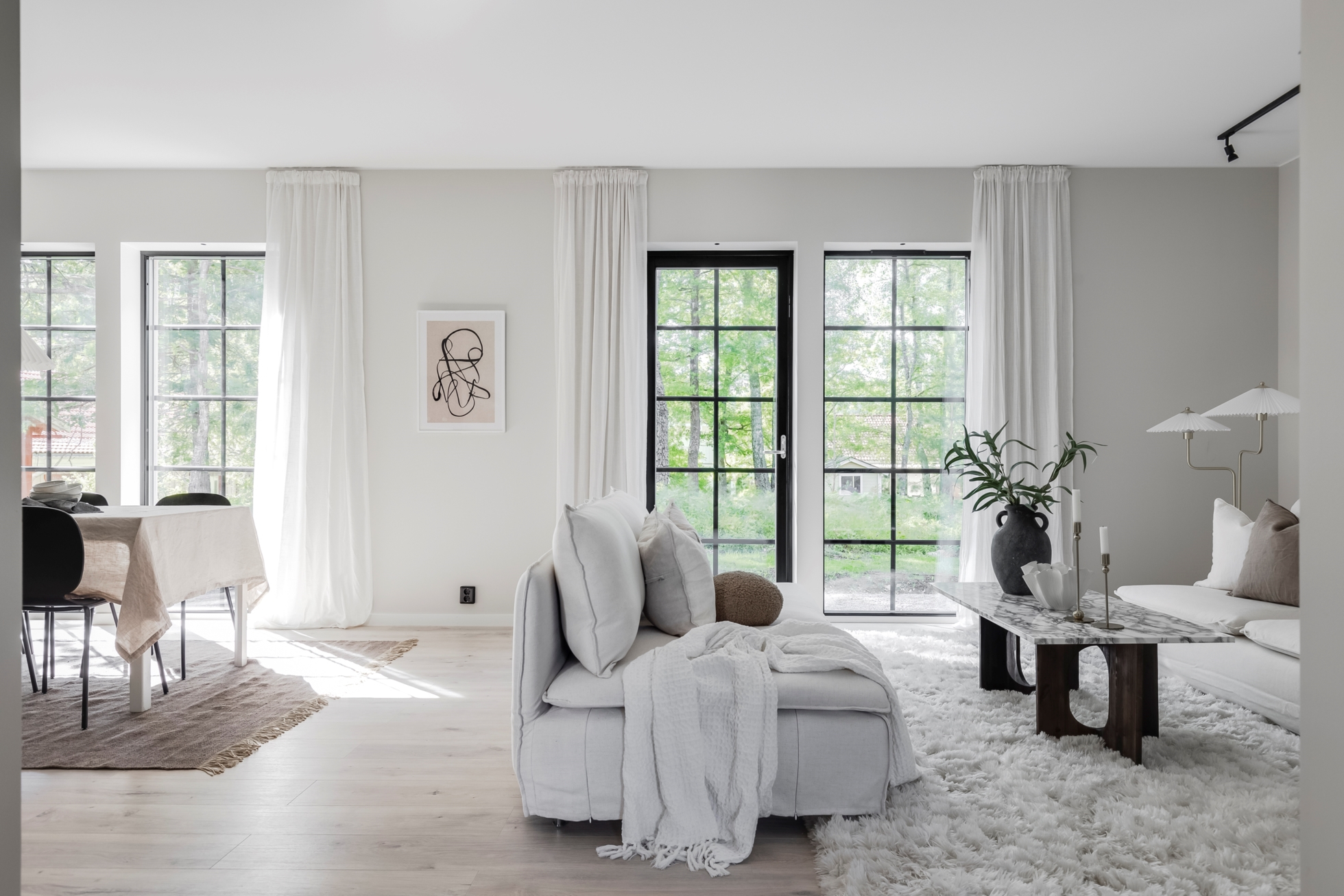 Stilfullt ladhus byggt i lösvirke i barnvänliga och rogivande Ekeby-almby!