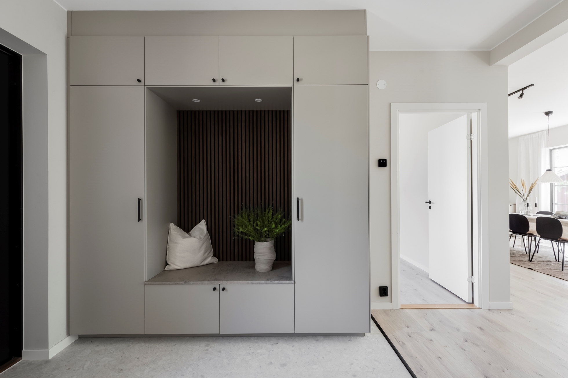 Stilfullt ladhus byggt i lösvirke i barnvänliga och rogivande Ekeby-almby!