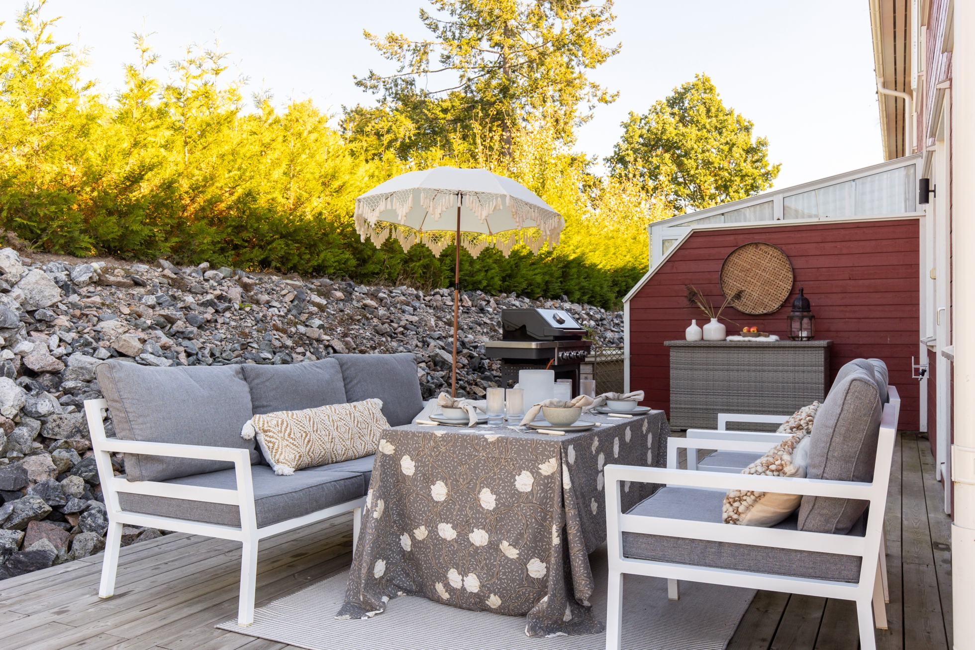 Hörntomt i barnvänligt område med egen uteplats!