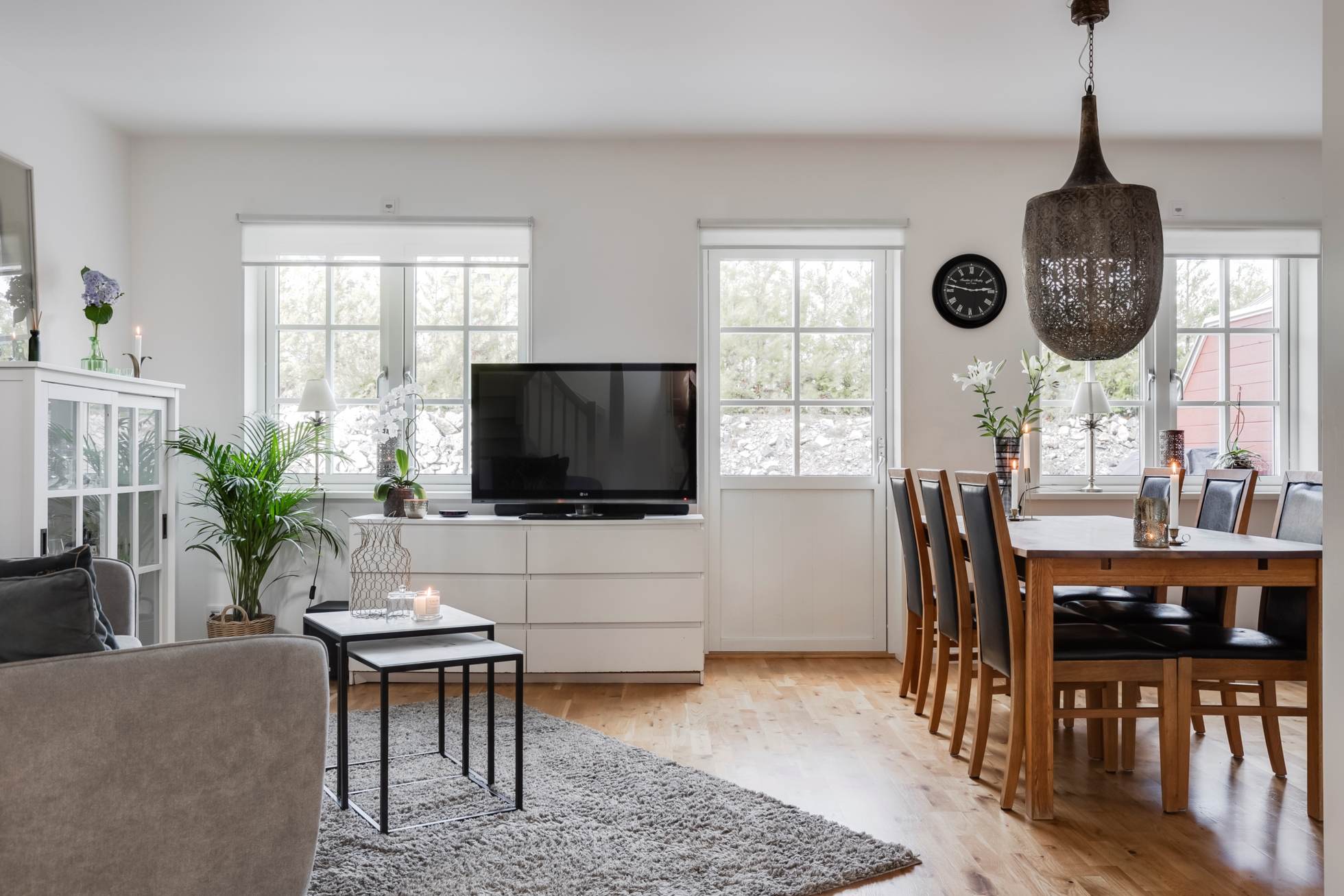 Hörntomt i barnvänligt område med egen uteplats!