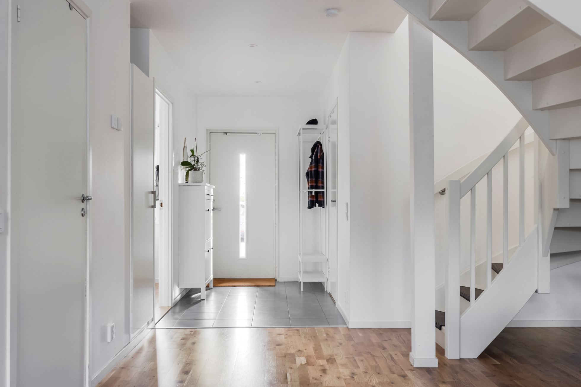 Hörntomt i barnvänligt område med egen uteplats!