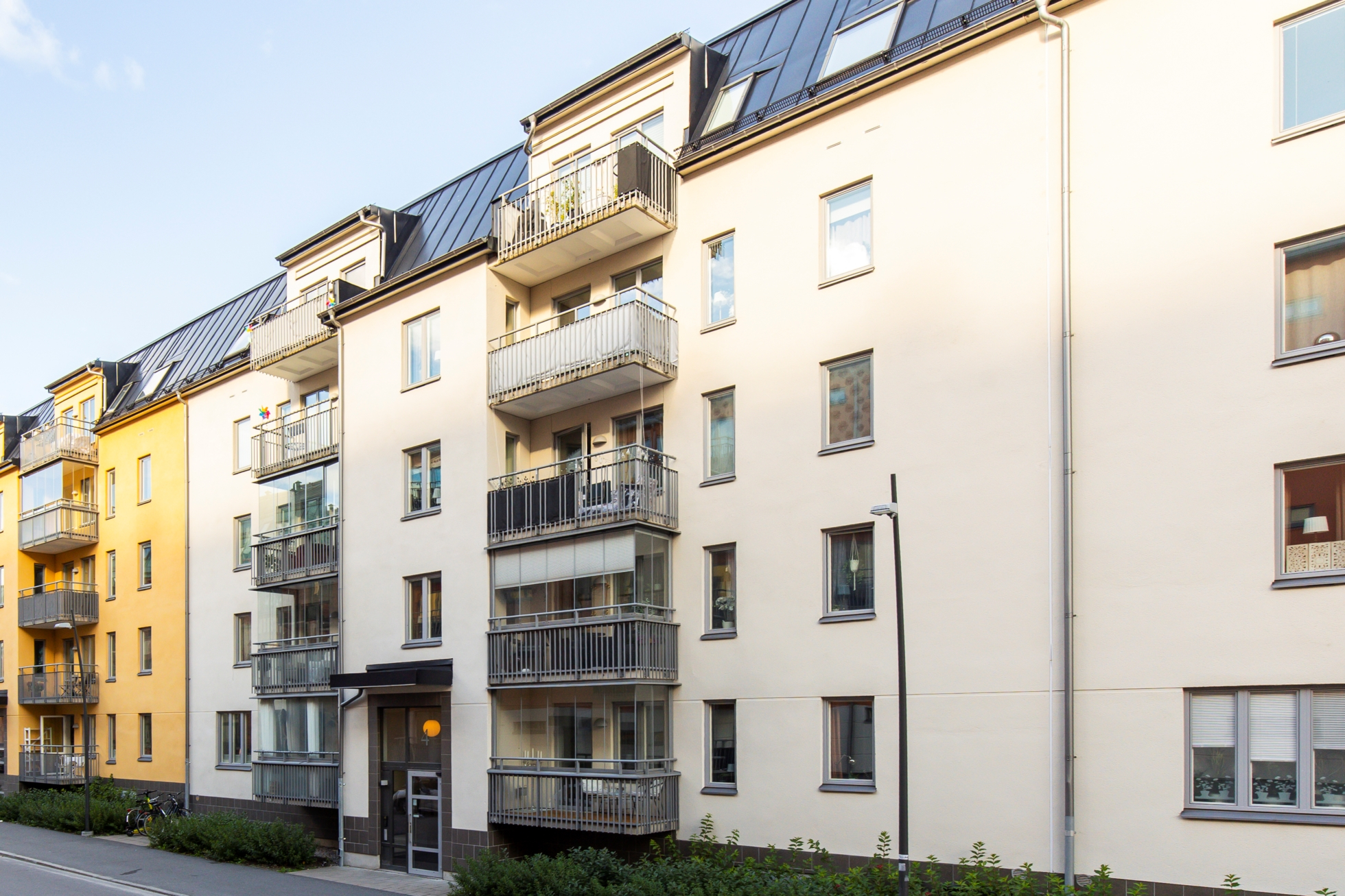 Markplanslägenhet med både uteplats och balkong!