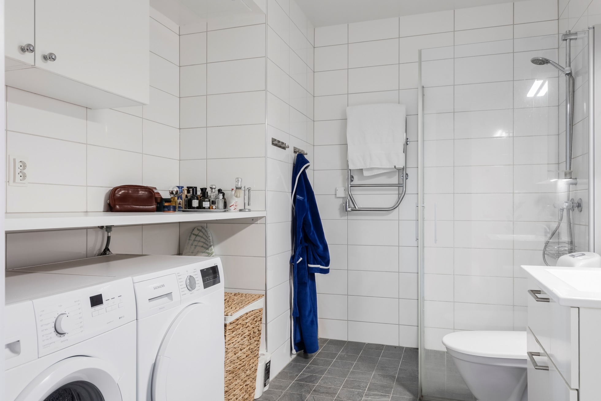 Stilren och ljus lägenhet med två balkonger.