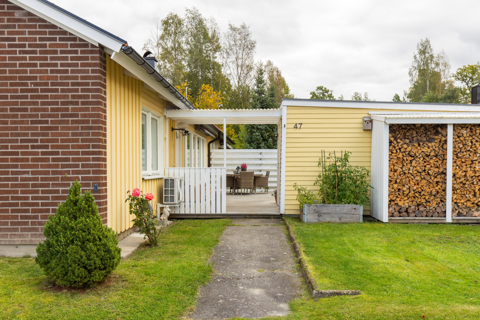 Barnvänligt boende med mysig uteplats i Hovsta!