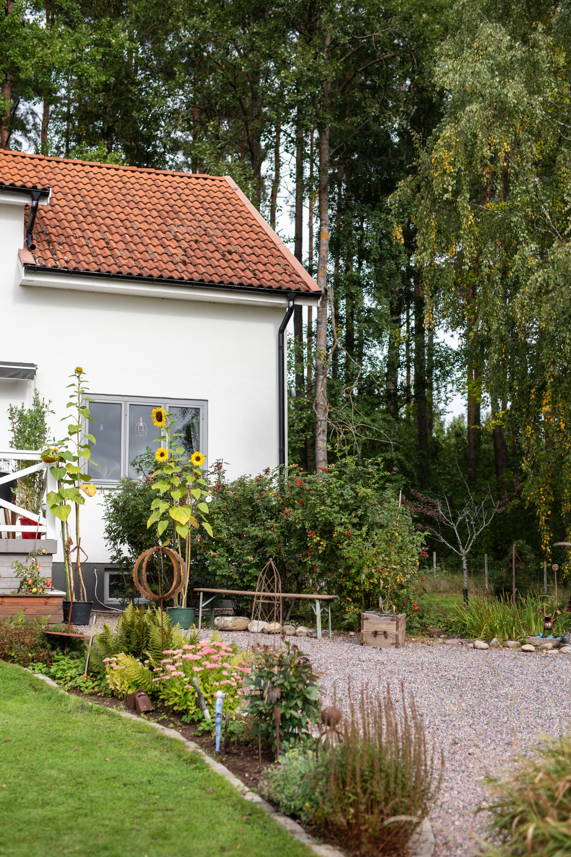 ”Vita villan” med fantastisk trädgård!