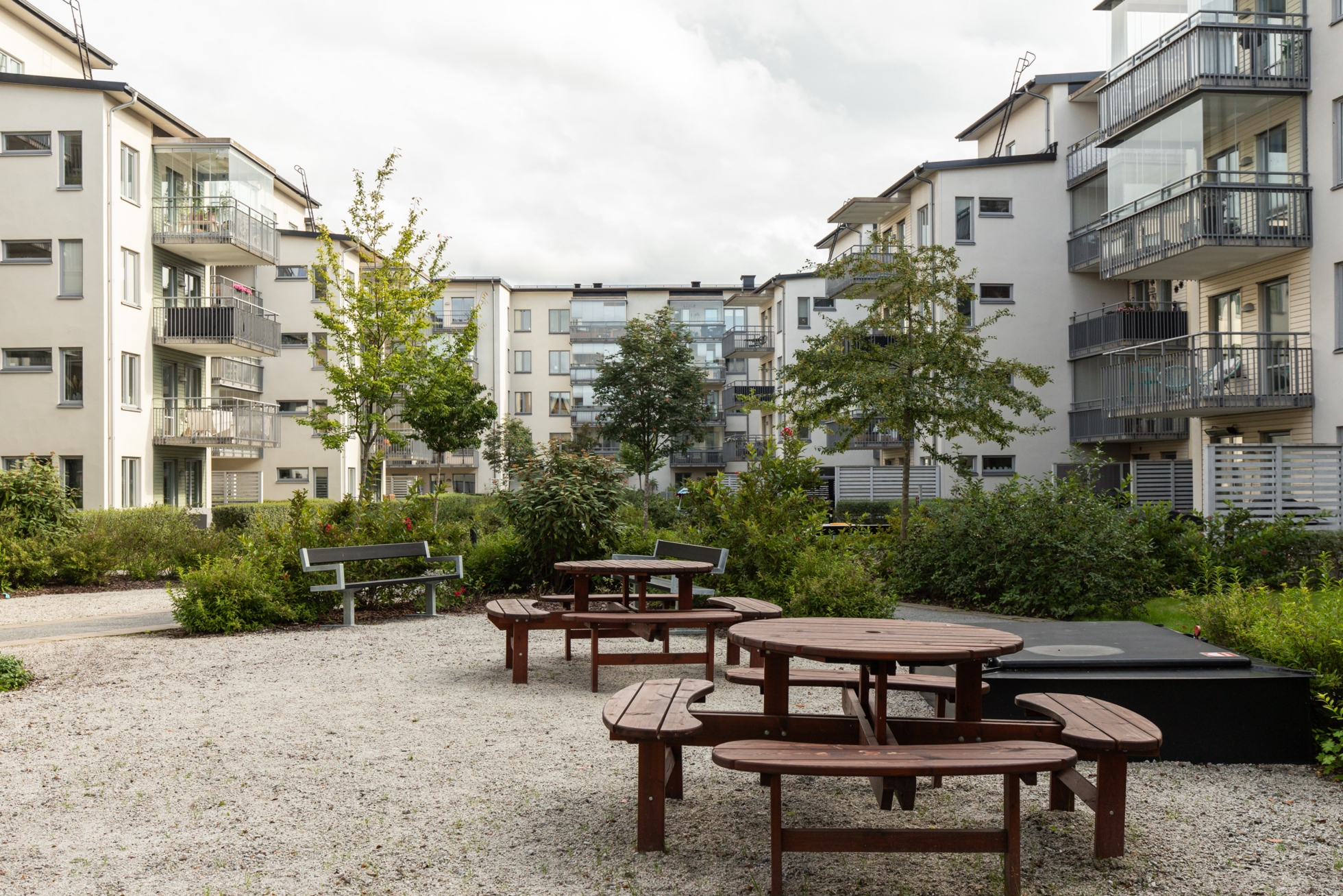 Smakfull trea med dubbla balkonger och varma kulörer centralt i Örebro!