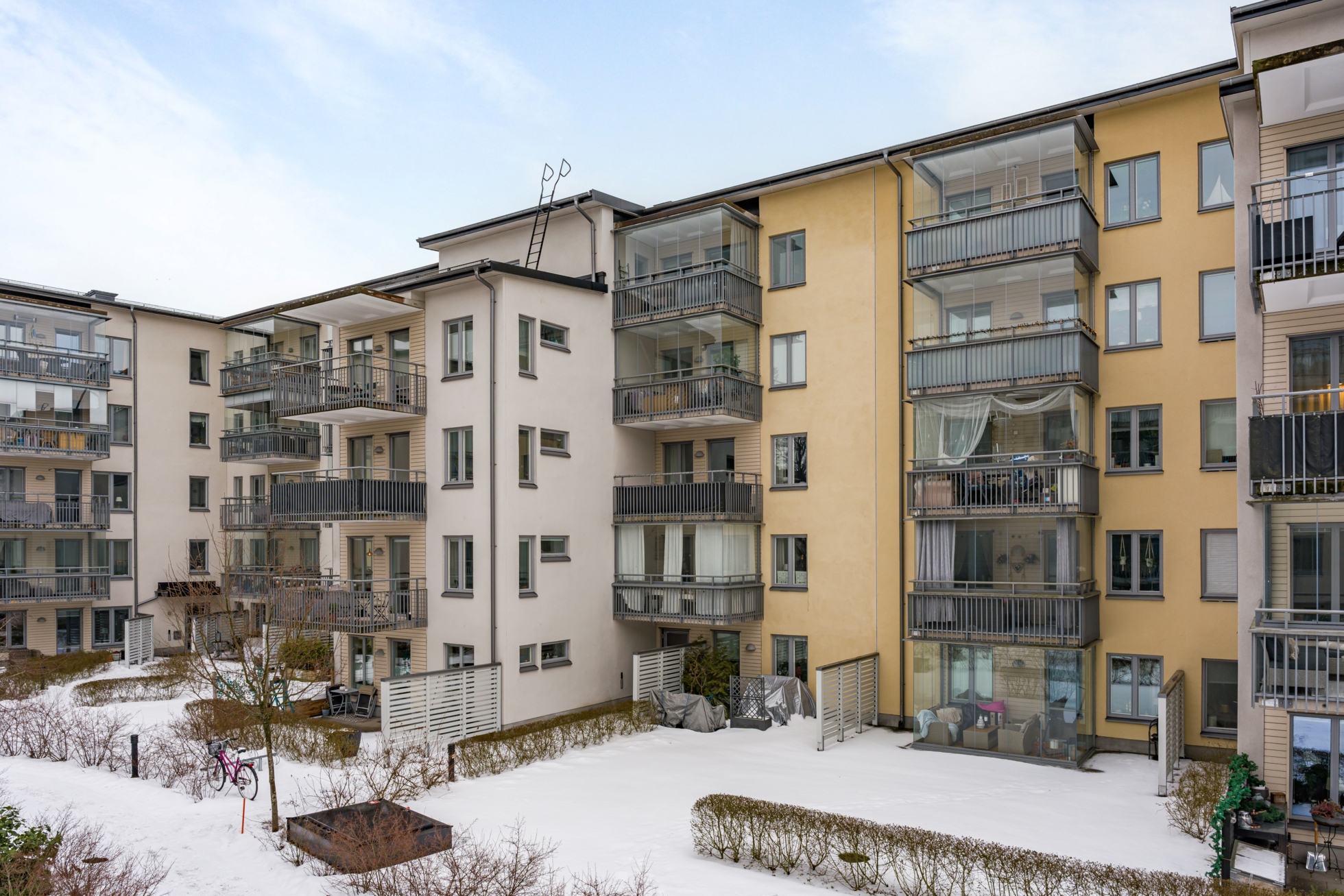 Smakfull trea med dubbla balkonger och varma kulörer centralt i Örebro!