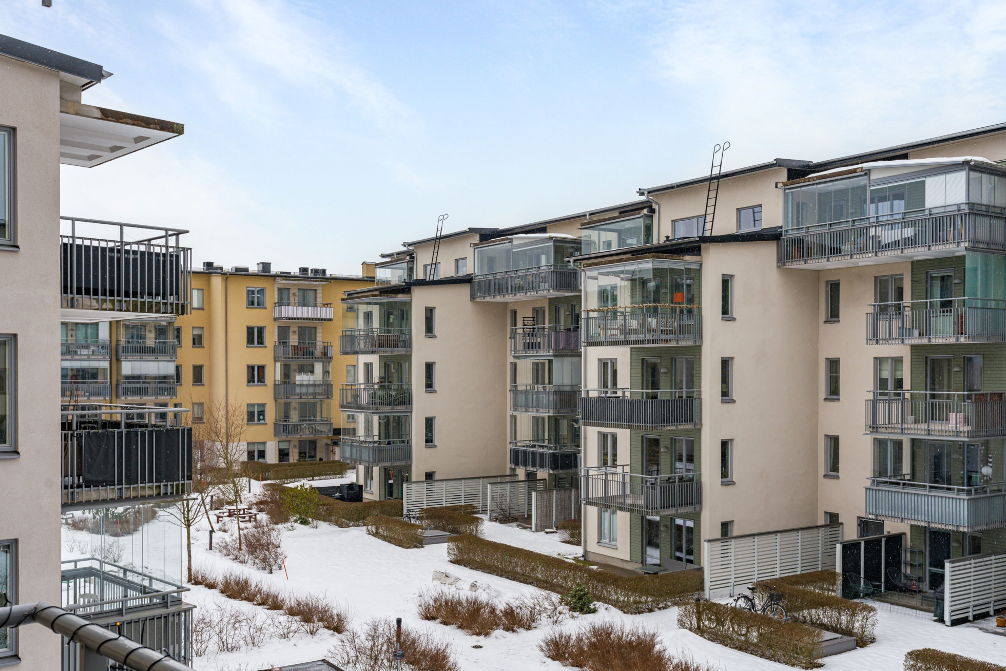 Smakfull trea med dubbla balkonger och varma kulörer centralt i Örebro!