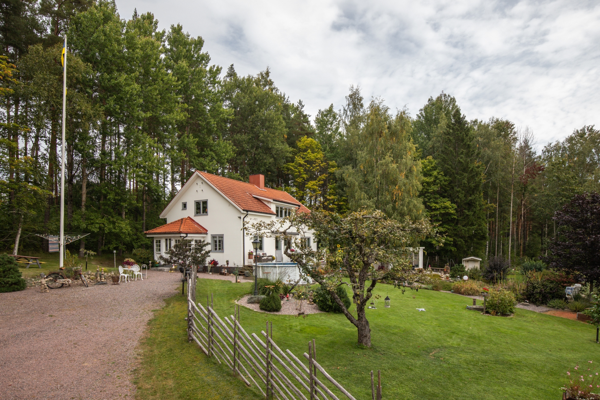 ”Vita villan” med fantastisk trädgård!
