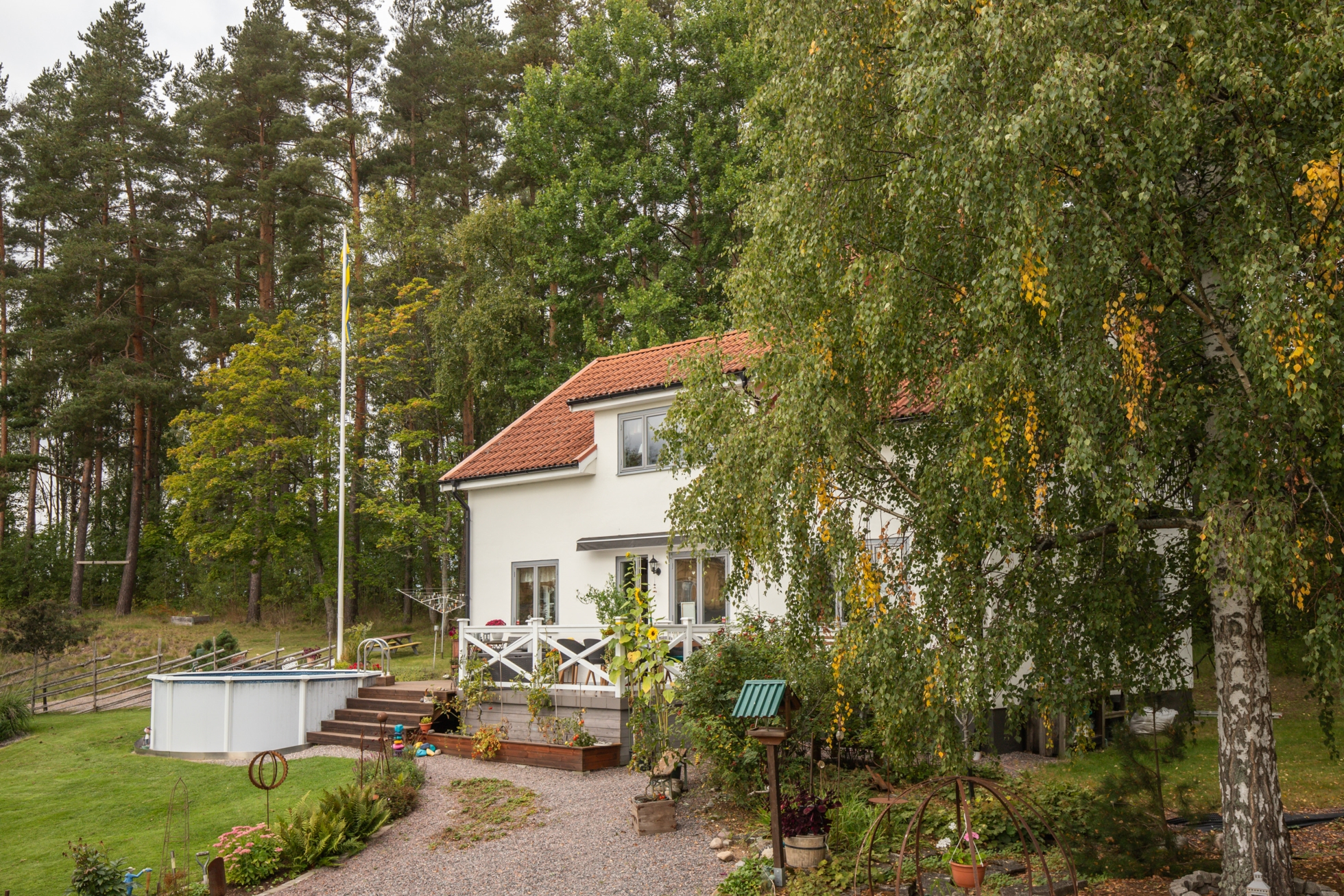 ”Vita villan” med fantastisk trädgård!