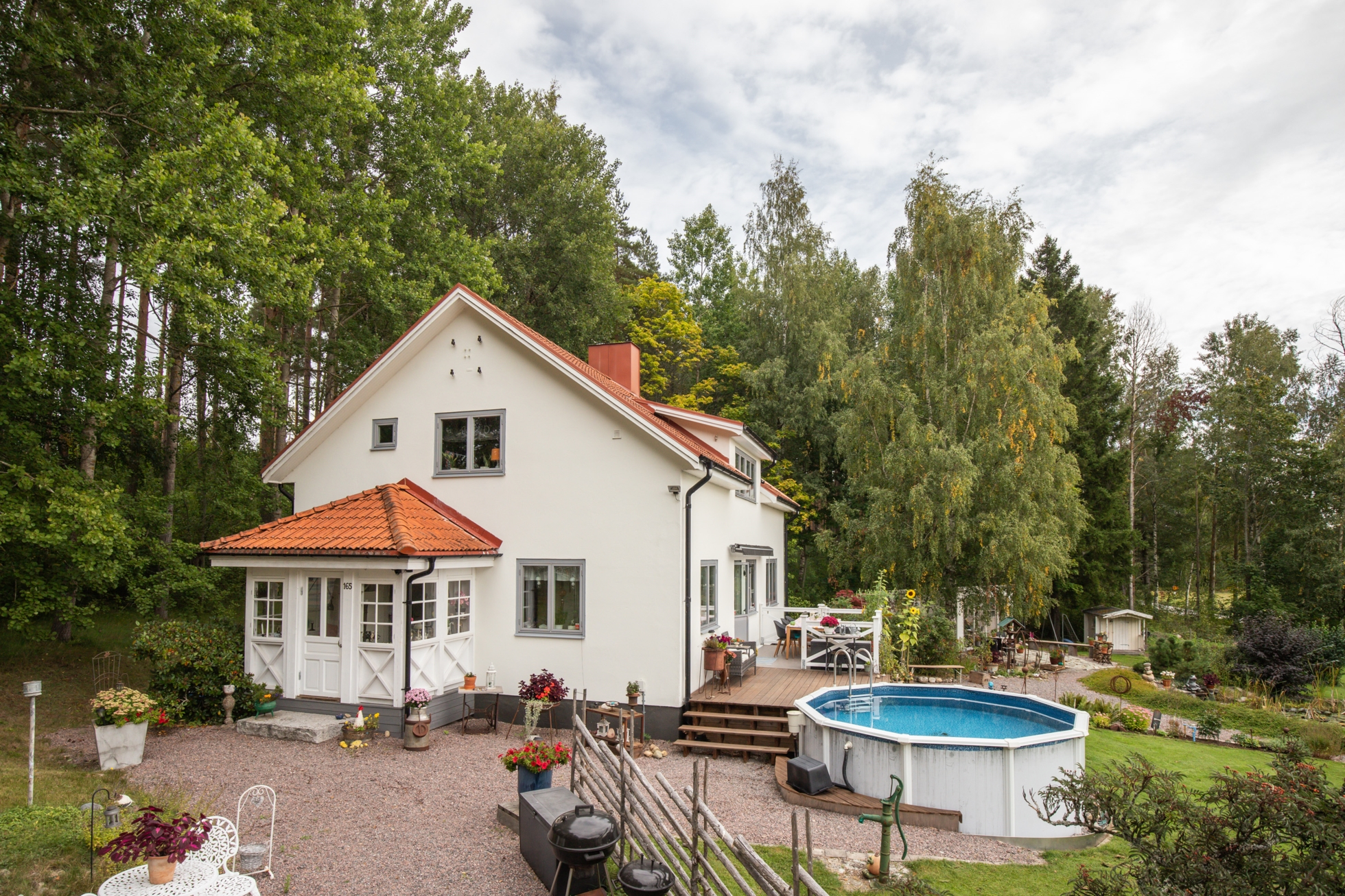 ”Vita villan” med fantastisk trädgård!