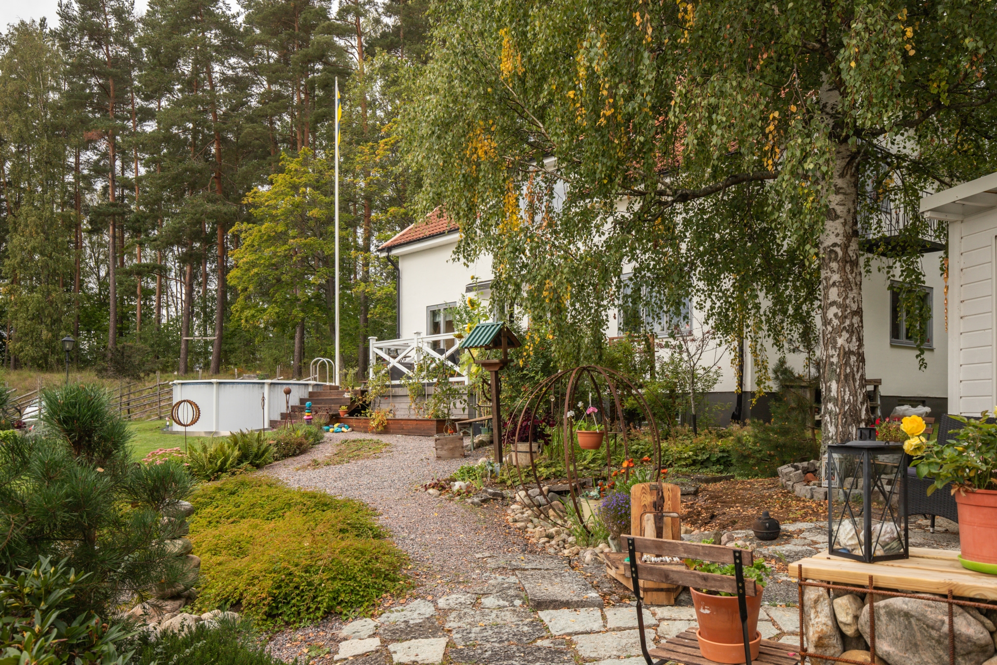 ”Vita villan” med fantastisk trädgård!