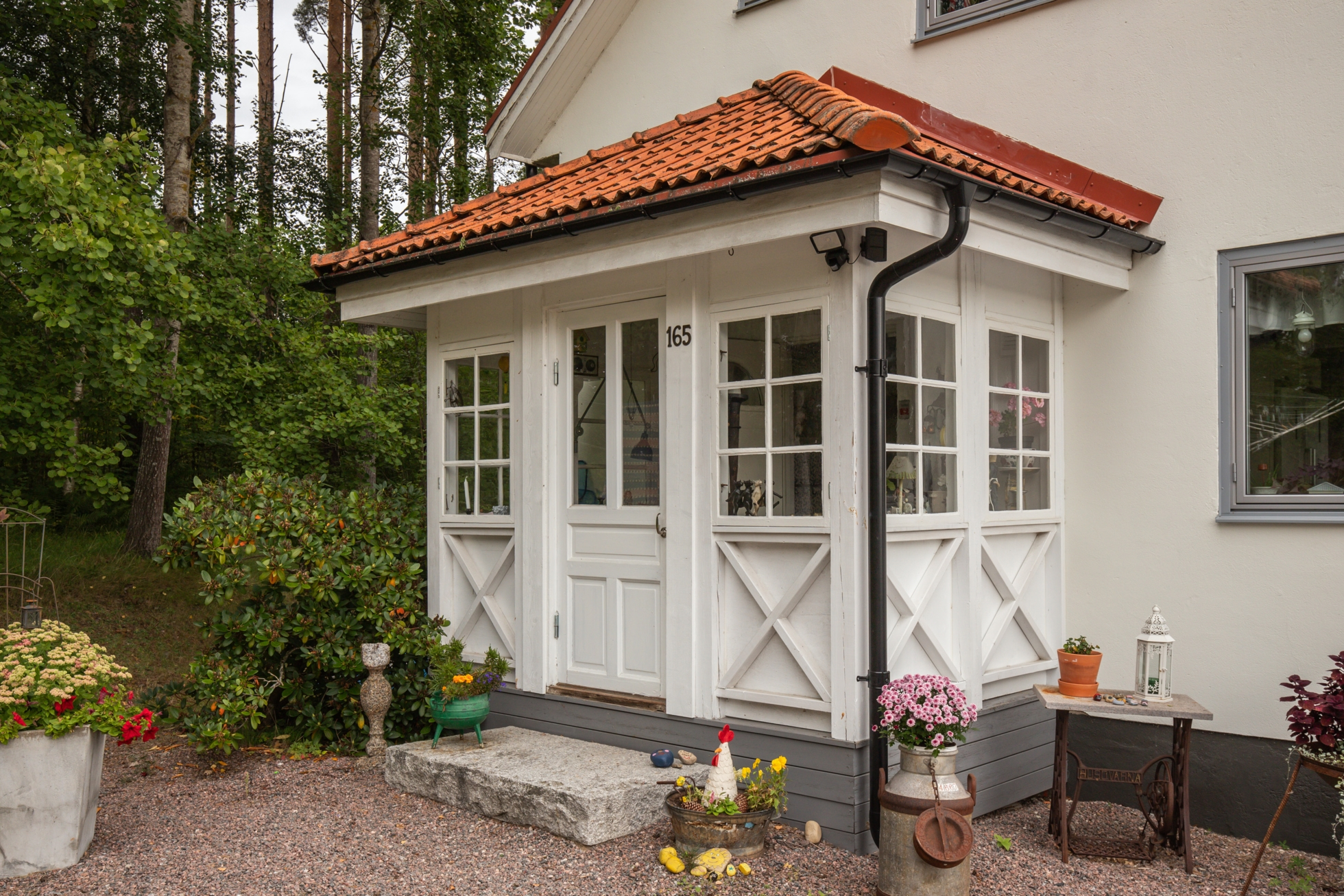 ”Vita villan” med fantastisk trädgård!