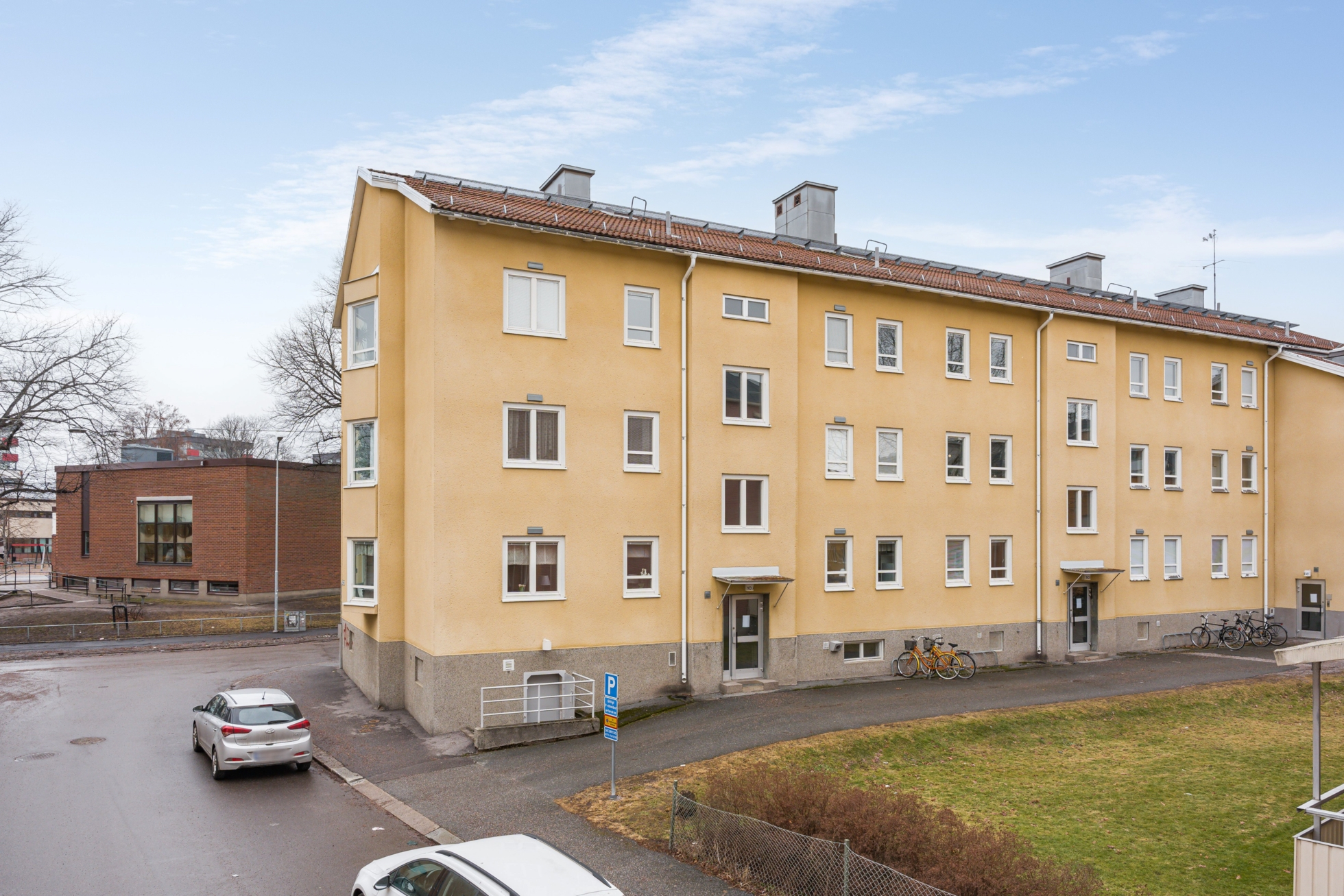 Ljus och rymlig hörnlägenhet med burkspråk.