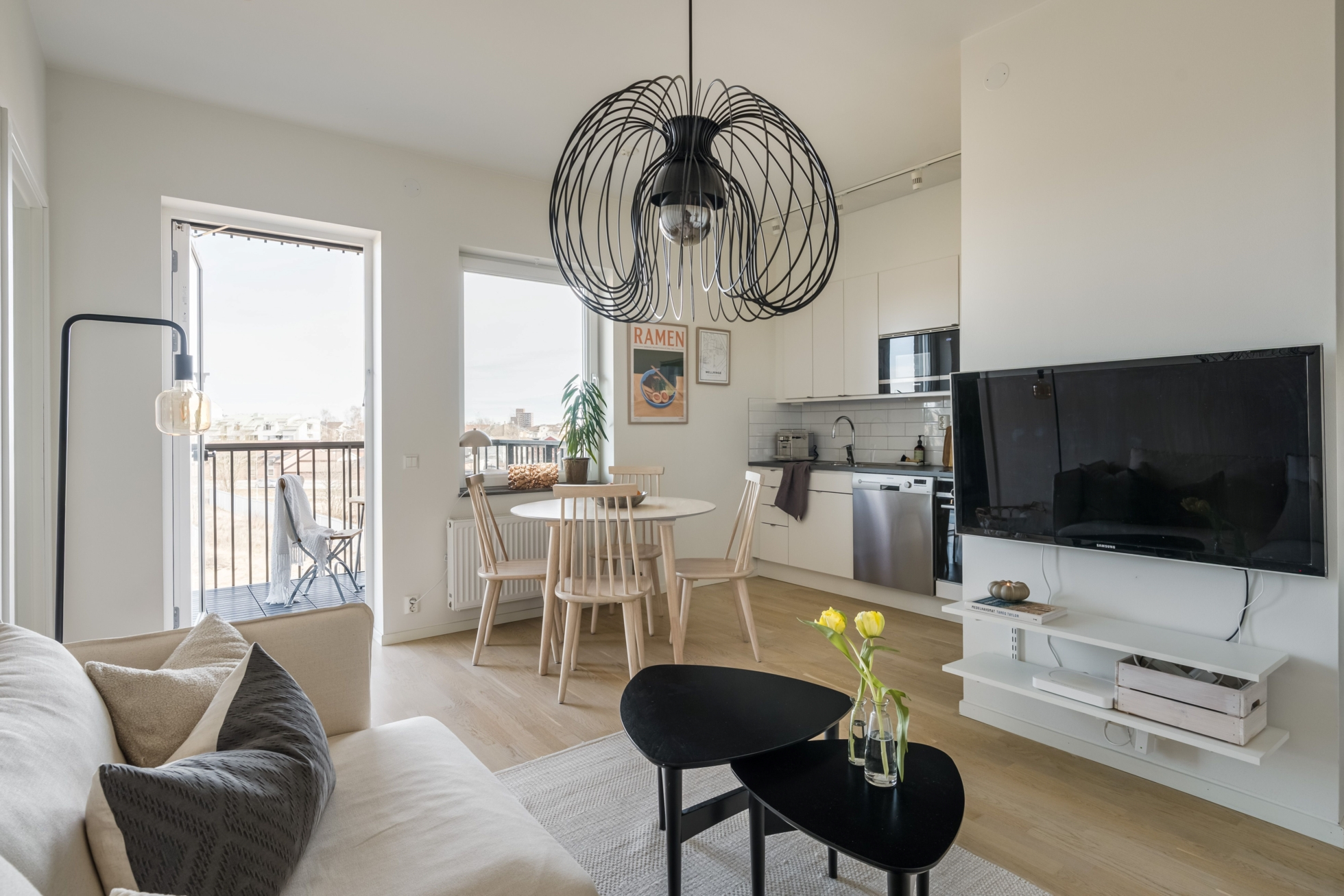 Härlig 2 rok med stor balkong, bra ljusinsläpp och fri utsikt!