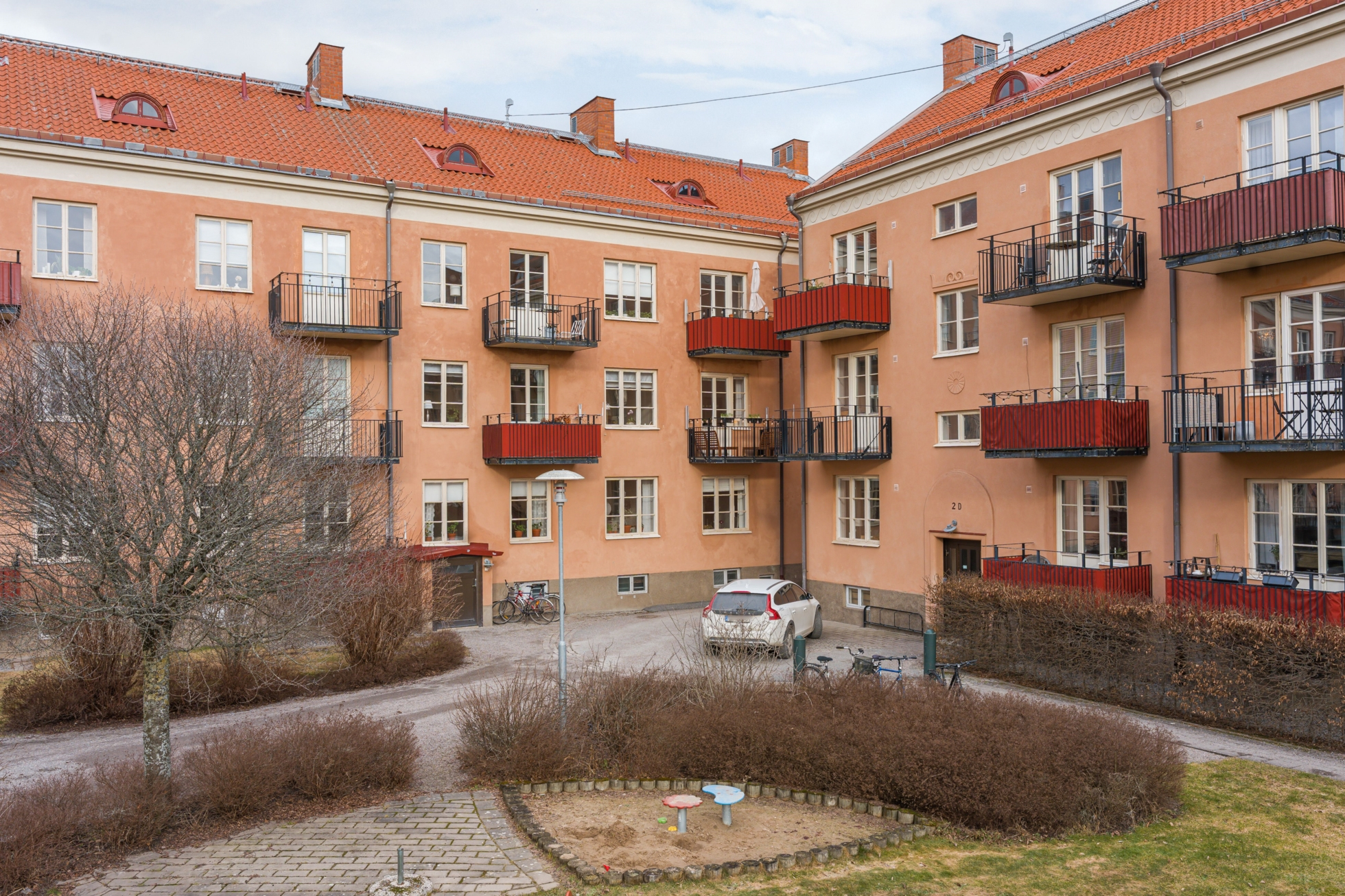 Unik sekelskifteslägenhet på omtyckta Öster!