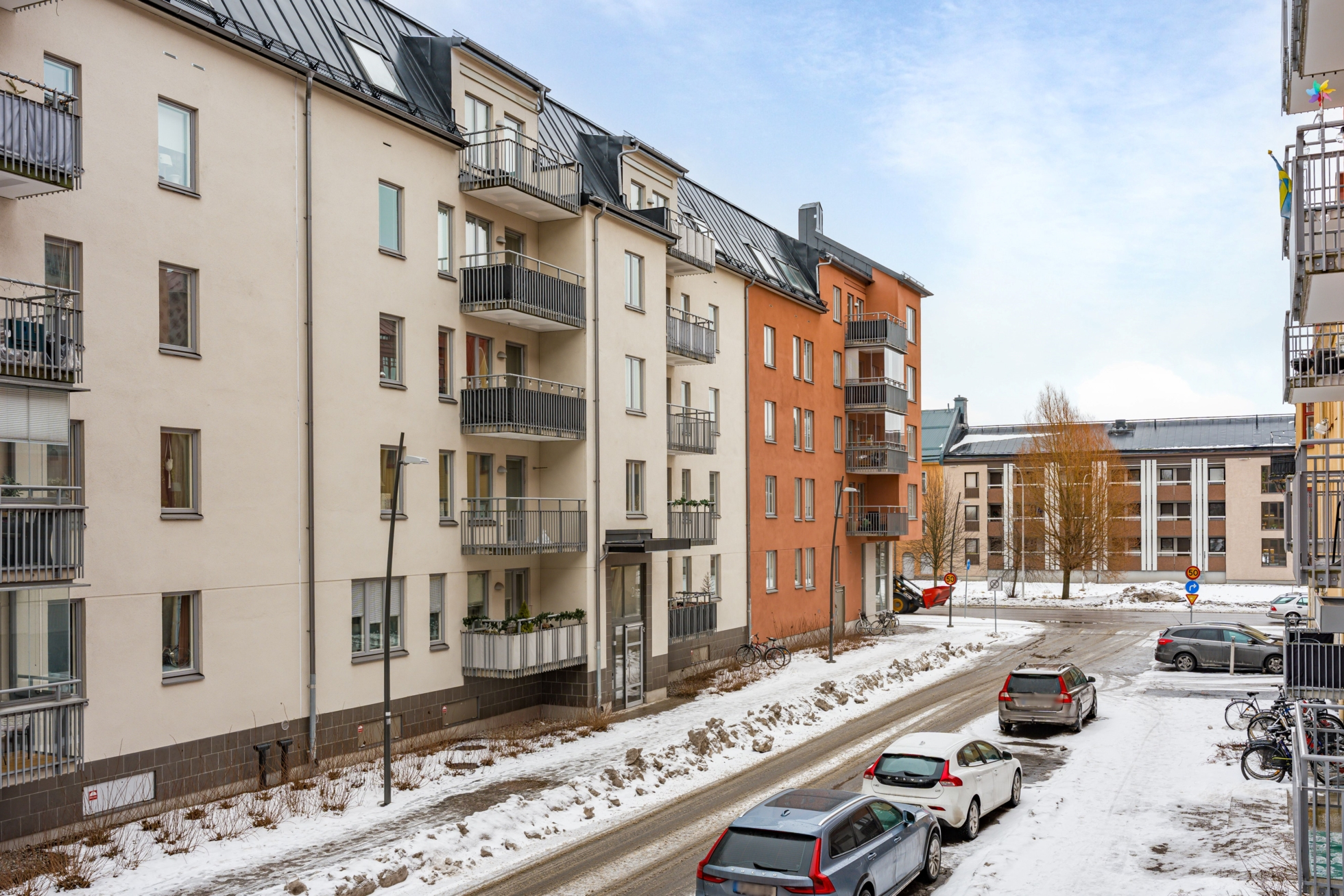 Smakfull trea med dubbla balkonger och varma kulörer centralt i Örebro!