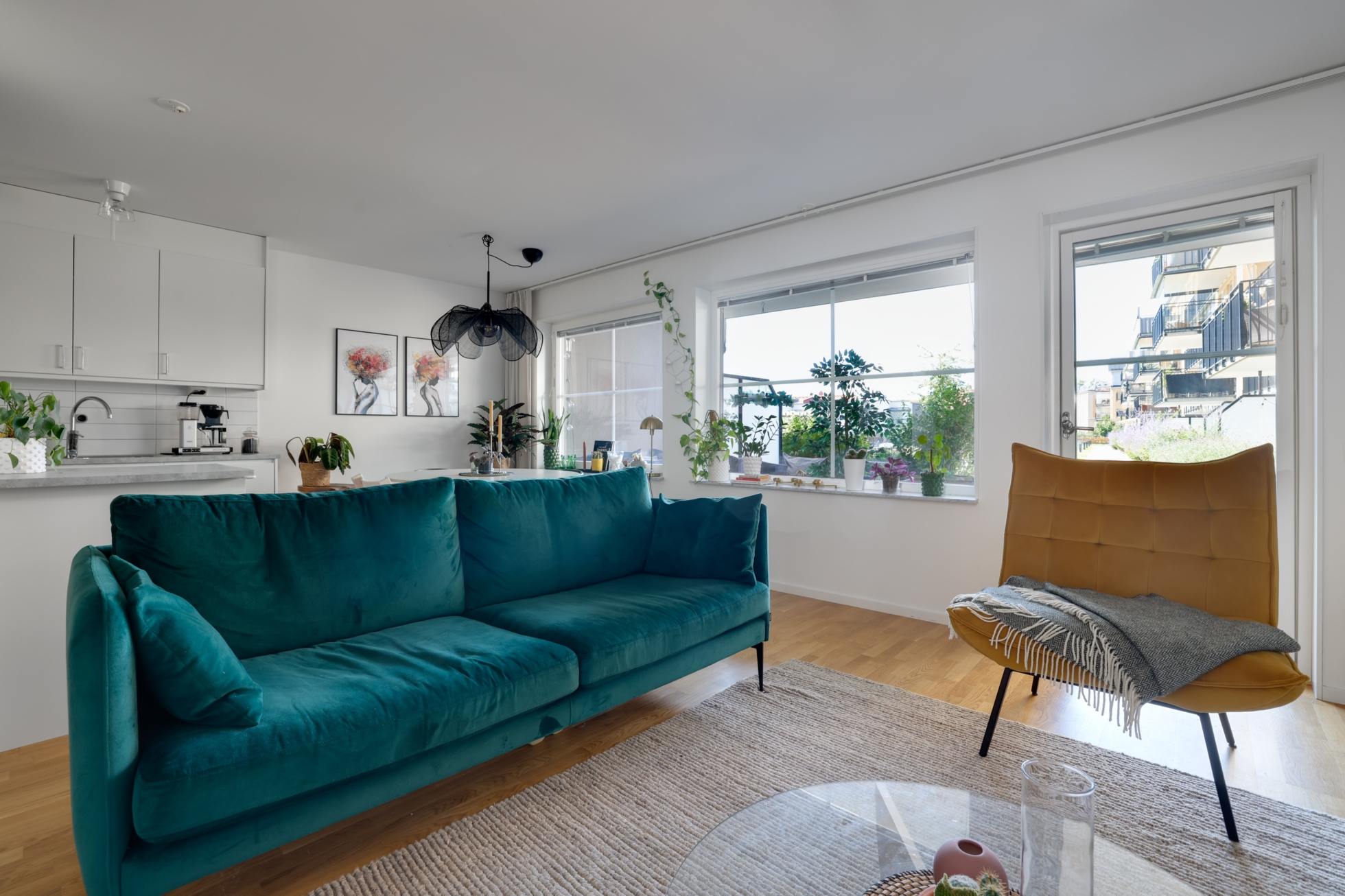 Modern lägenhet med egen generös uteplats!
