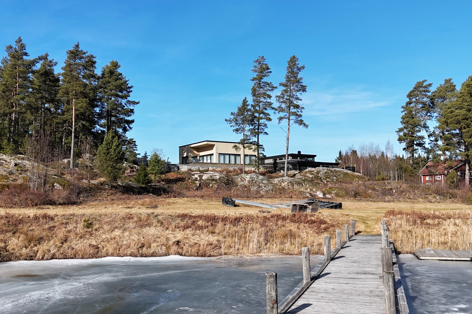 Sjöutsikt över Vättern och modern arkitektur!