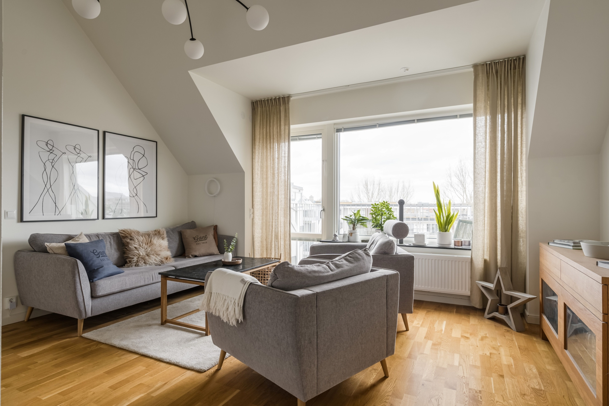 Unik vindsvåning med dubbla balkonger!