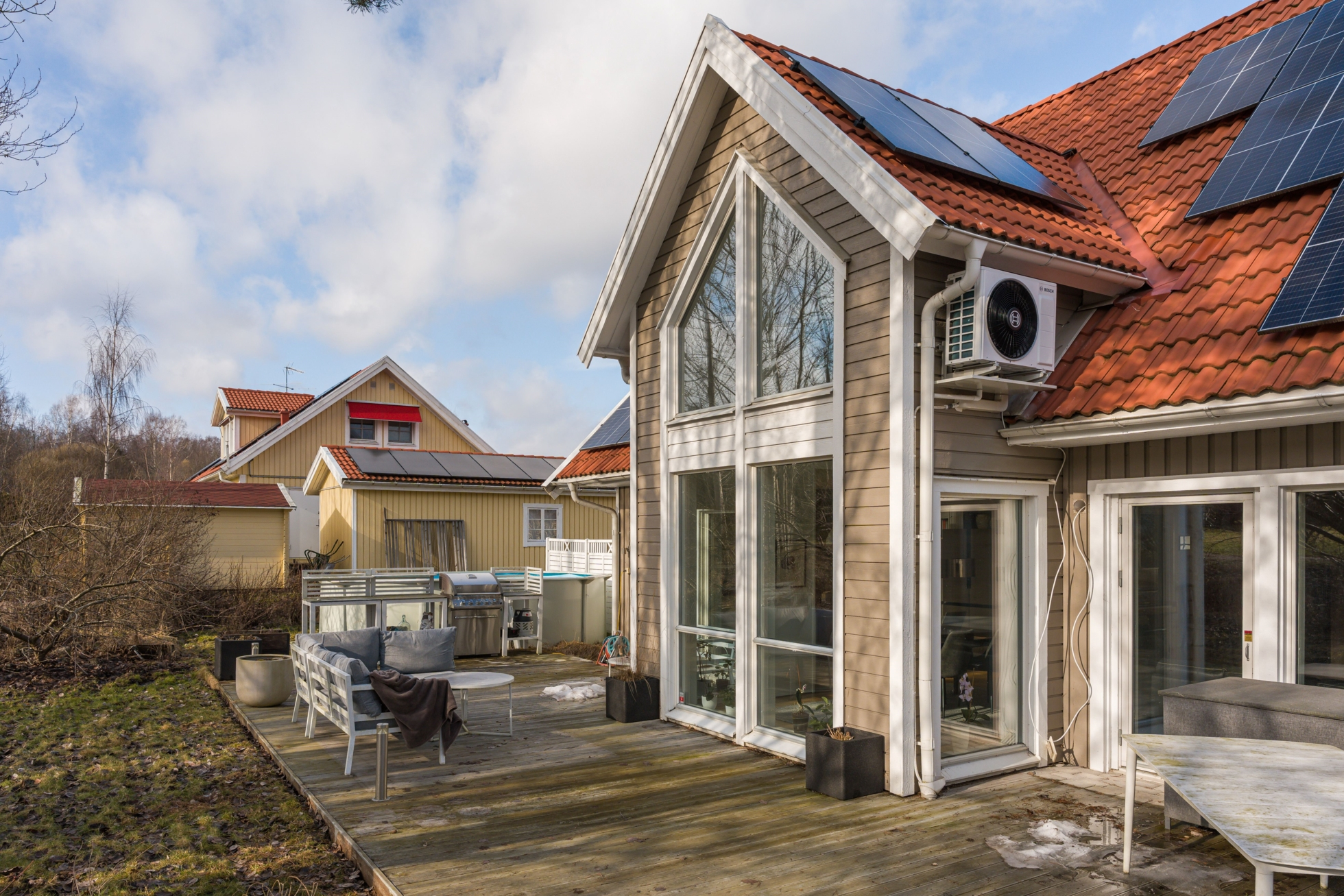 Välplanerad villa med vackert ryggåstak i populära Ekeby Almby!