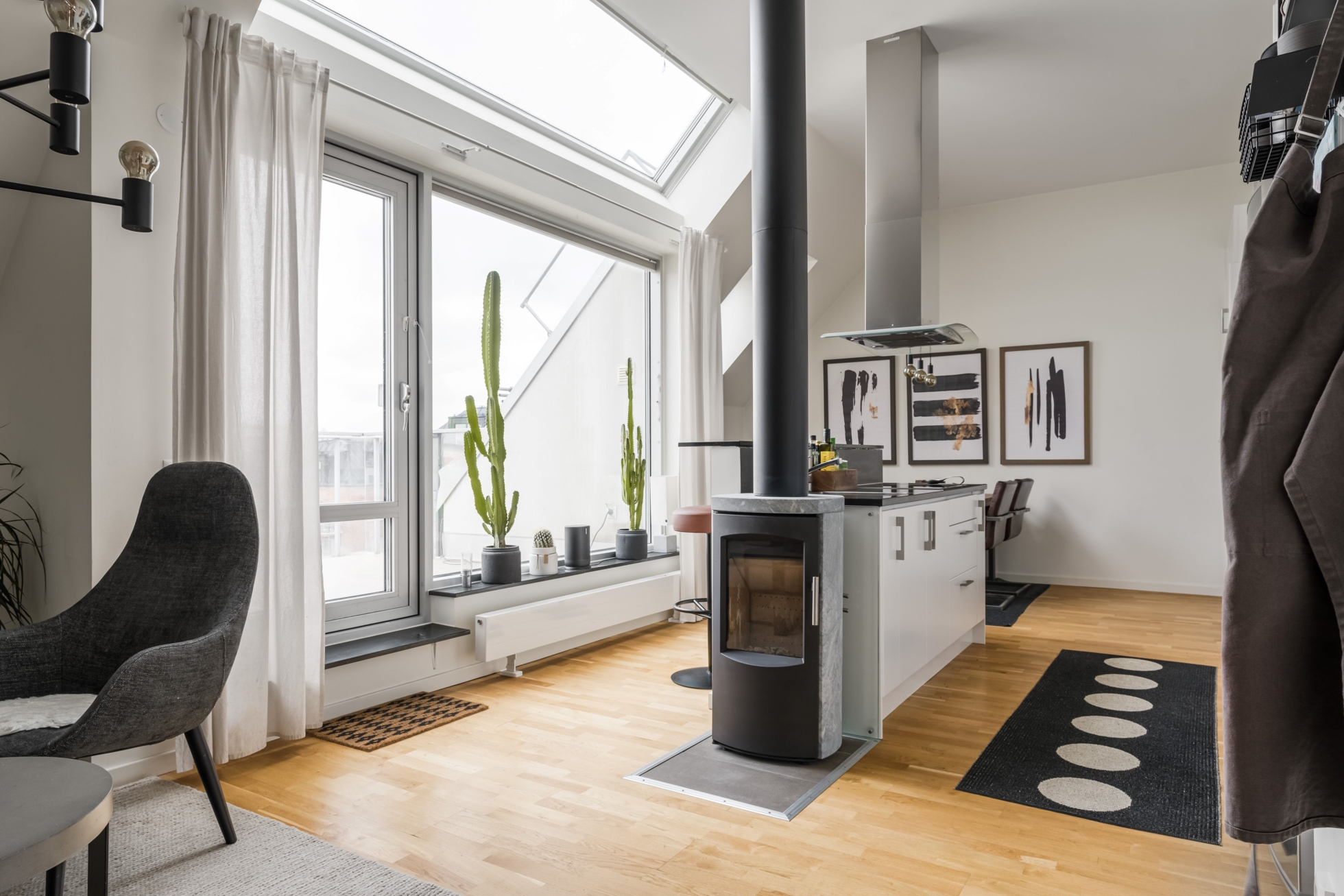 Unik vindsvåning med dubbla balkonger!