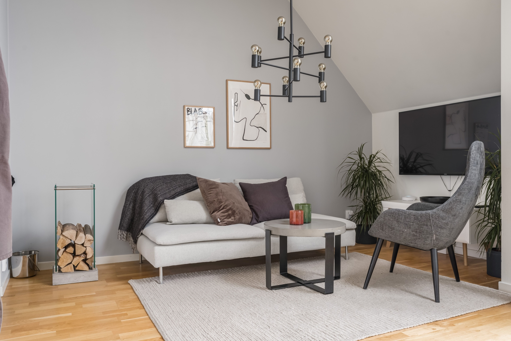 Unik vindsvåning med dubbla balkonger!