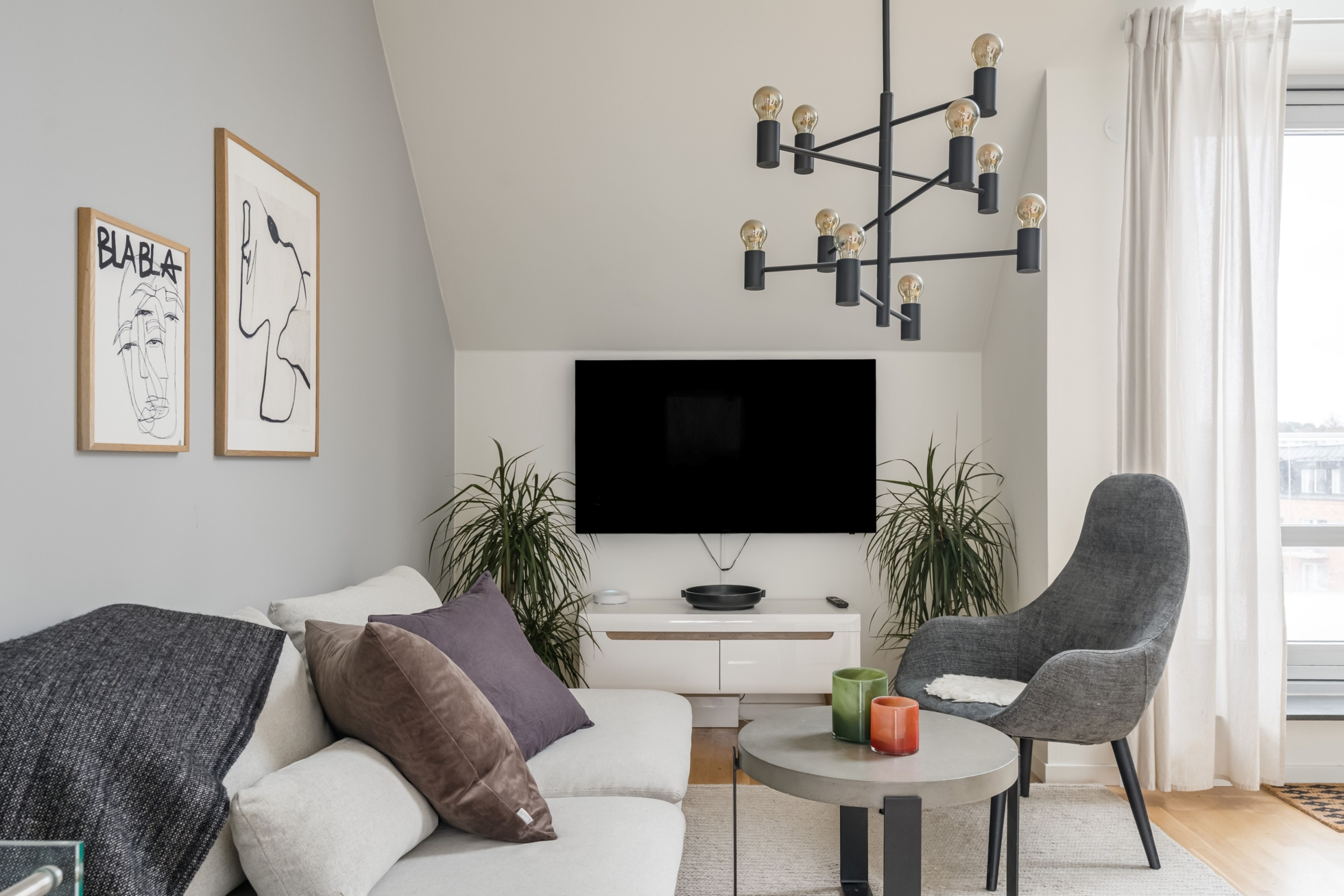 Unik vindsvåning med dubbla balkonger!