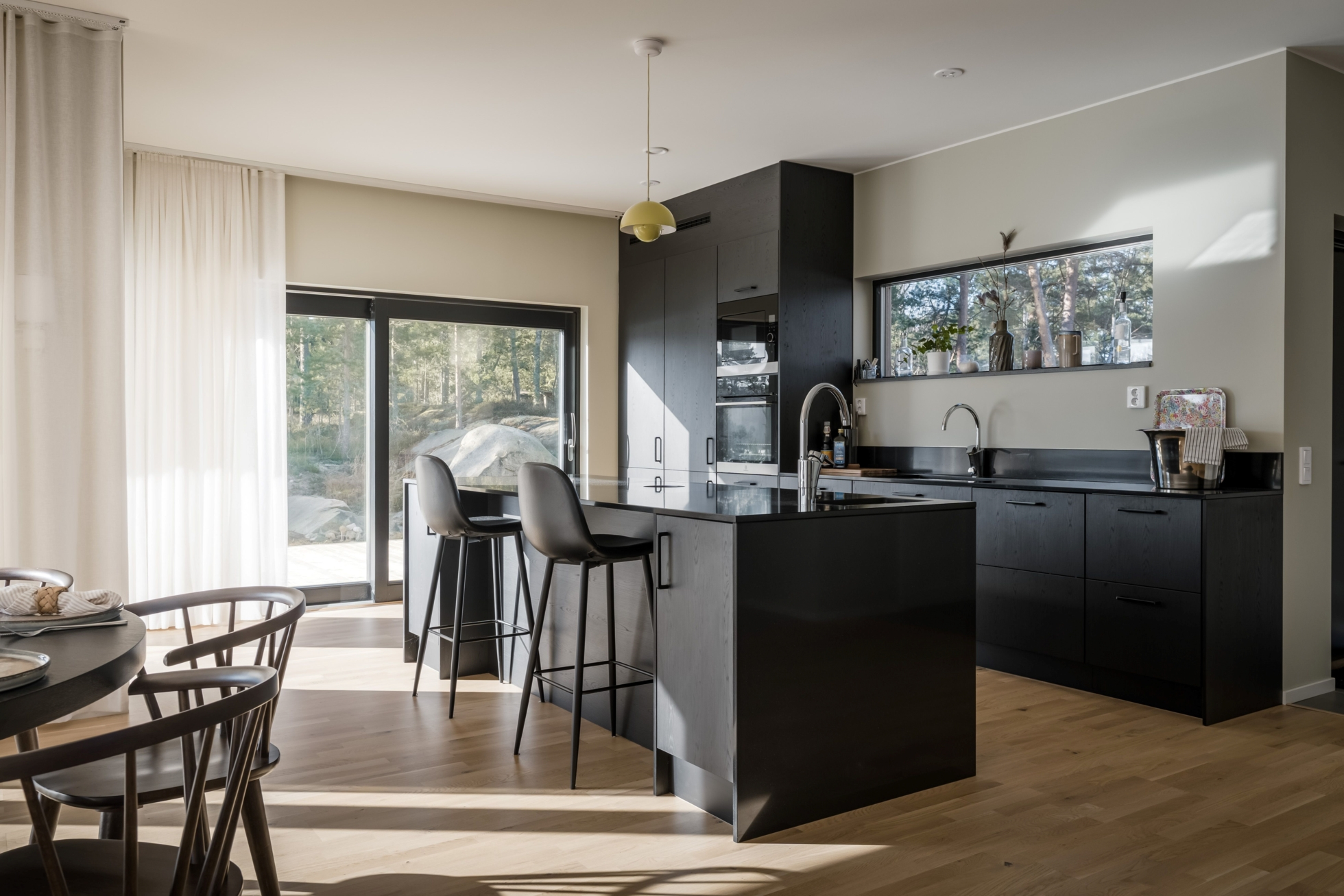Sjöutsikt över Vättern och modern arkitektur!