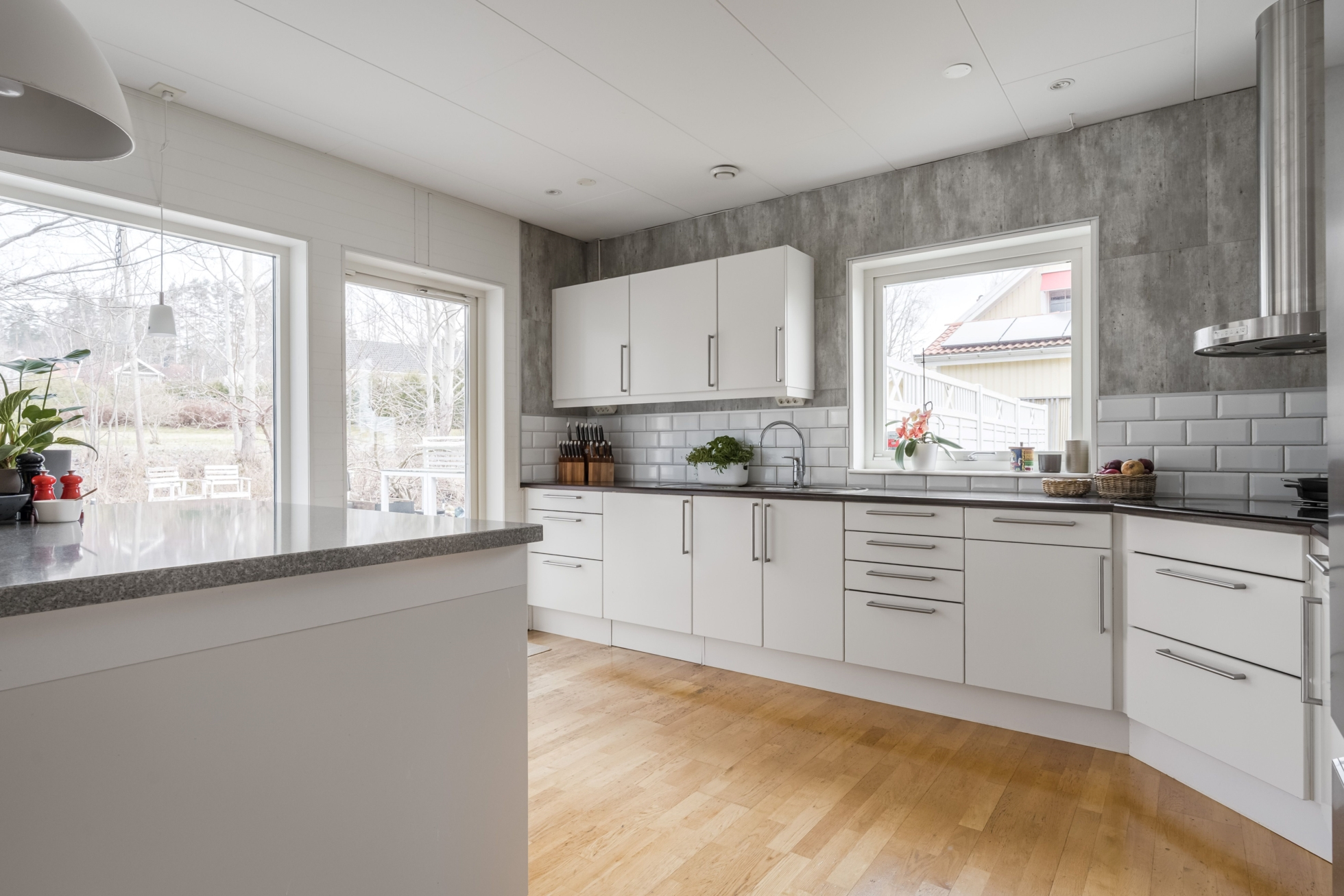 Välplanerad villa med vackert ryggåstak i populära Ekeby Almby!