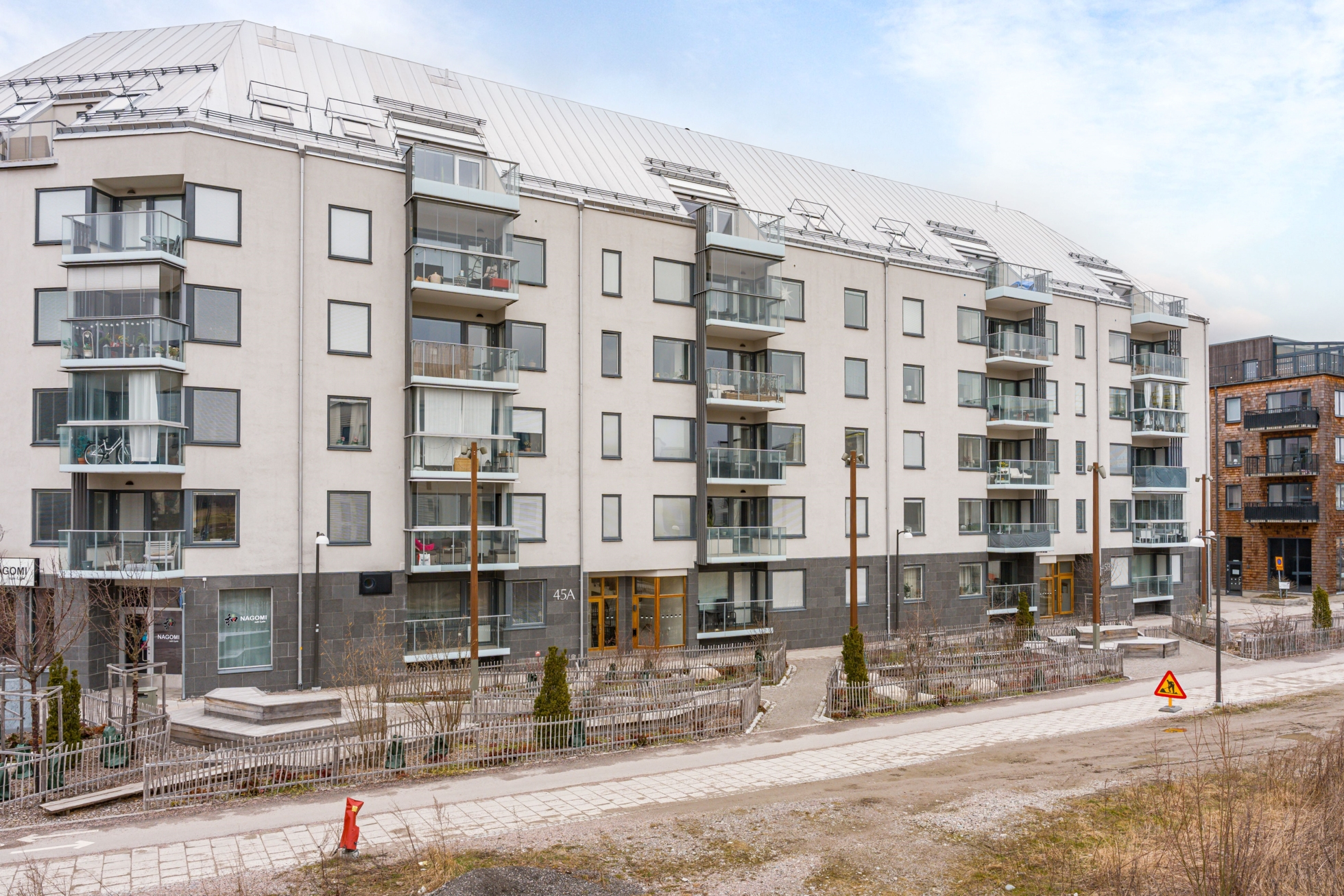 Unik vindsvåning med dubbla balkonger!