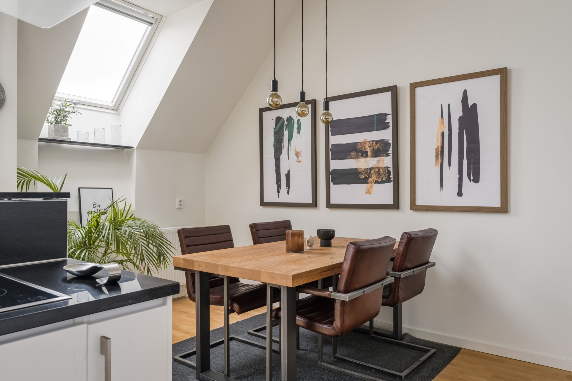 Unik vindsvåning med dubbla balkonger!