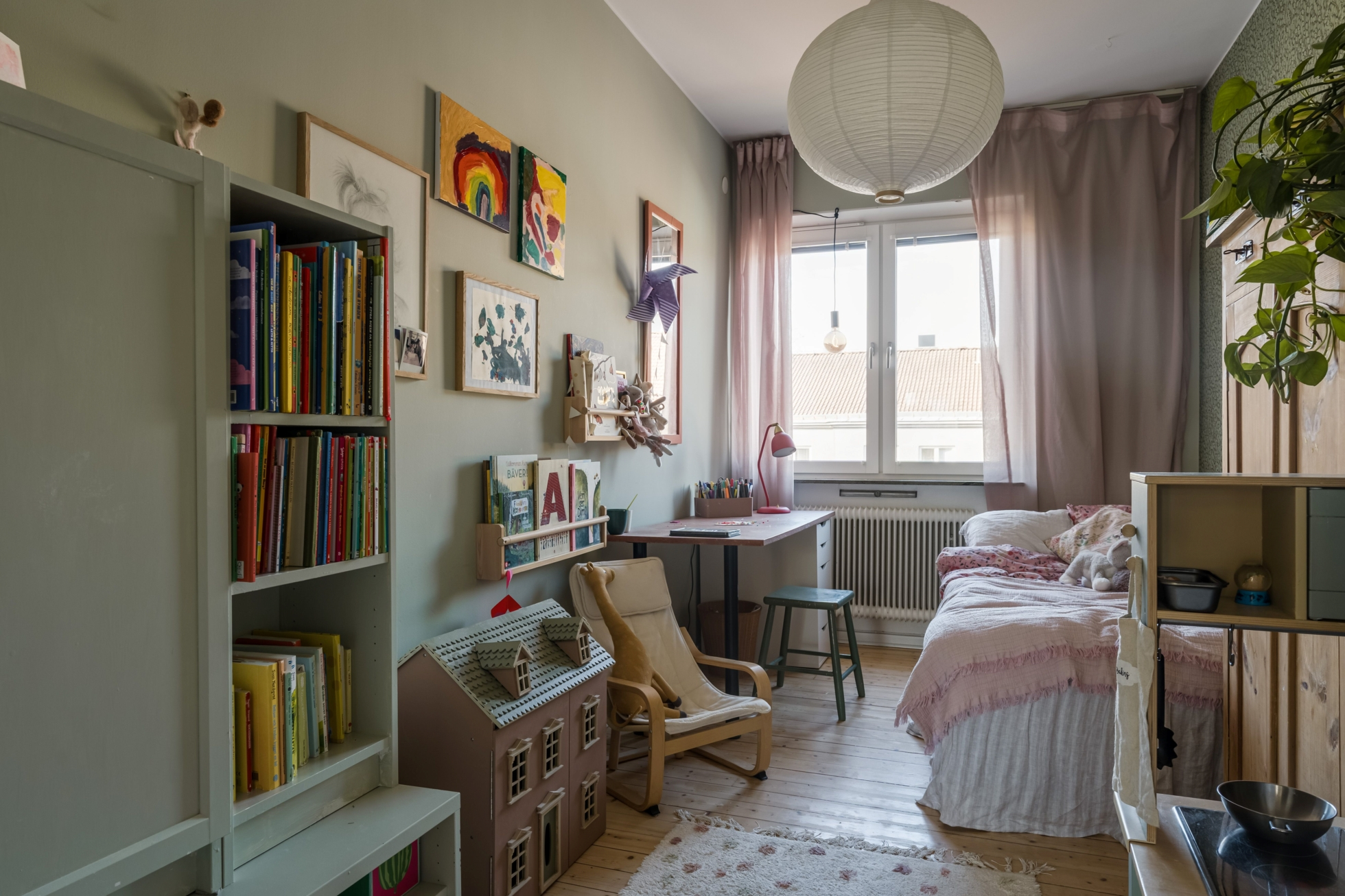 Charmig funkis-trea med smakfull färgsättning!