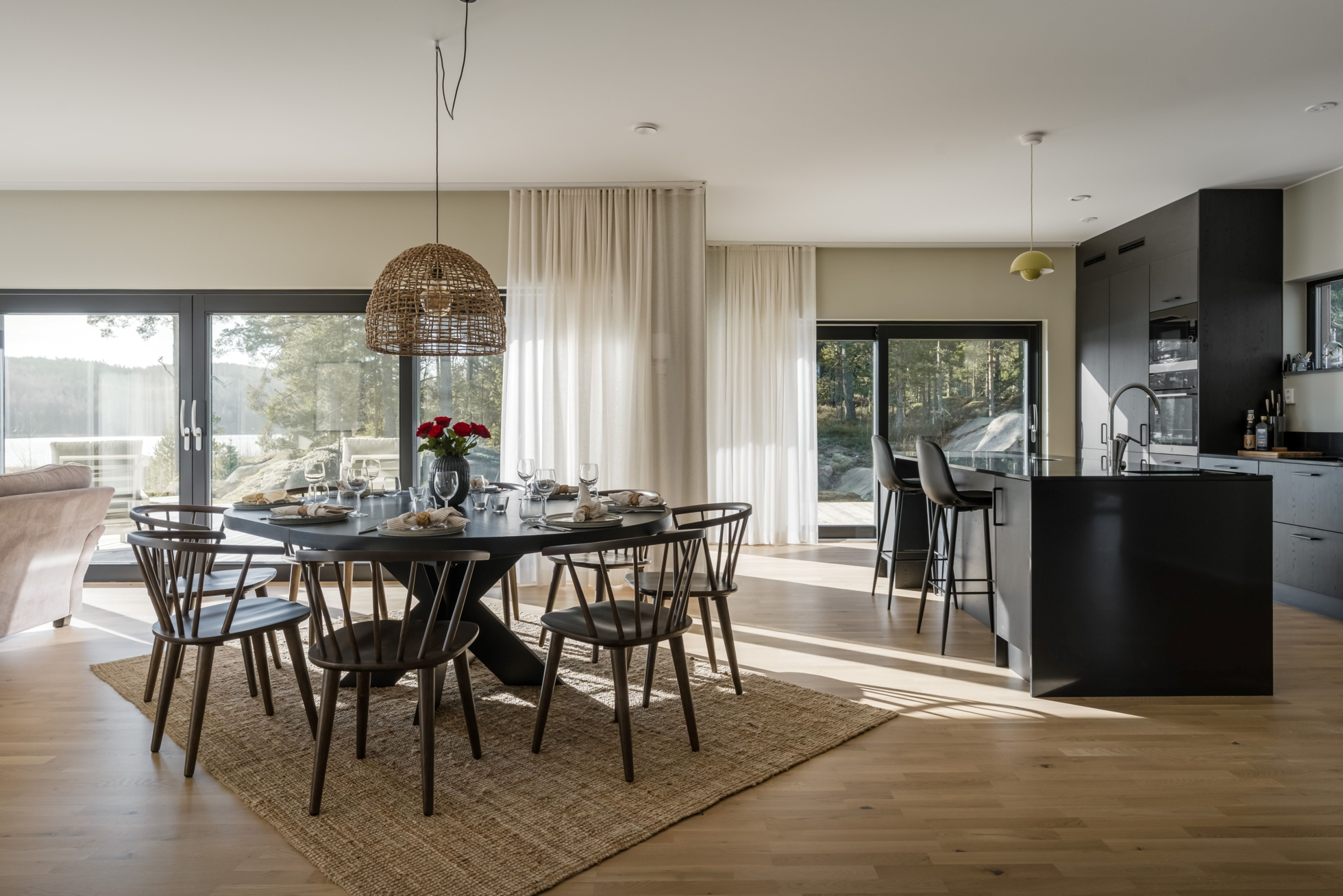 Sjöutsikt över Vättern och modern arkitektur!