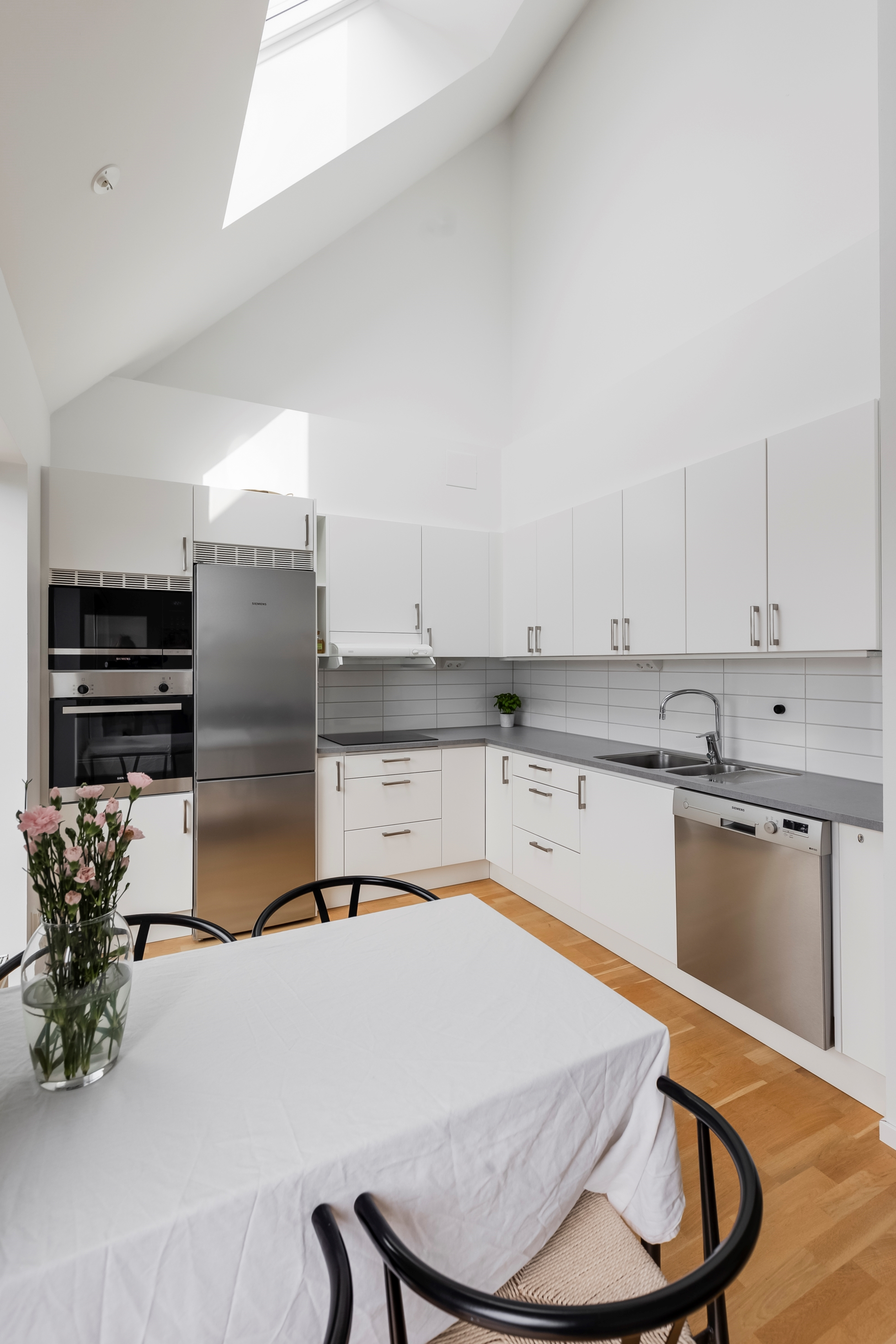 Vindsvåning med takhöjd utöver det vanliga!