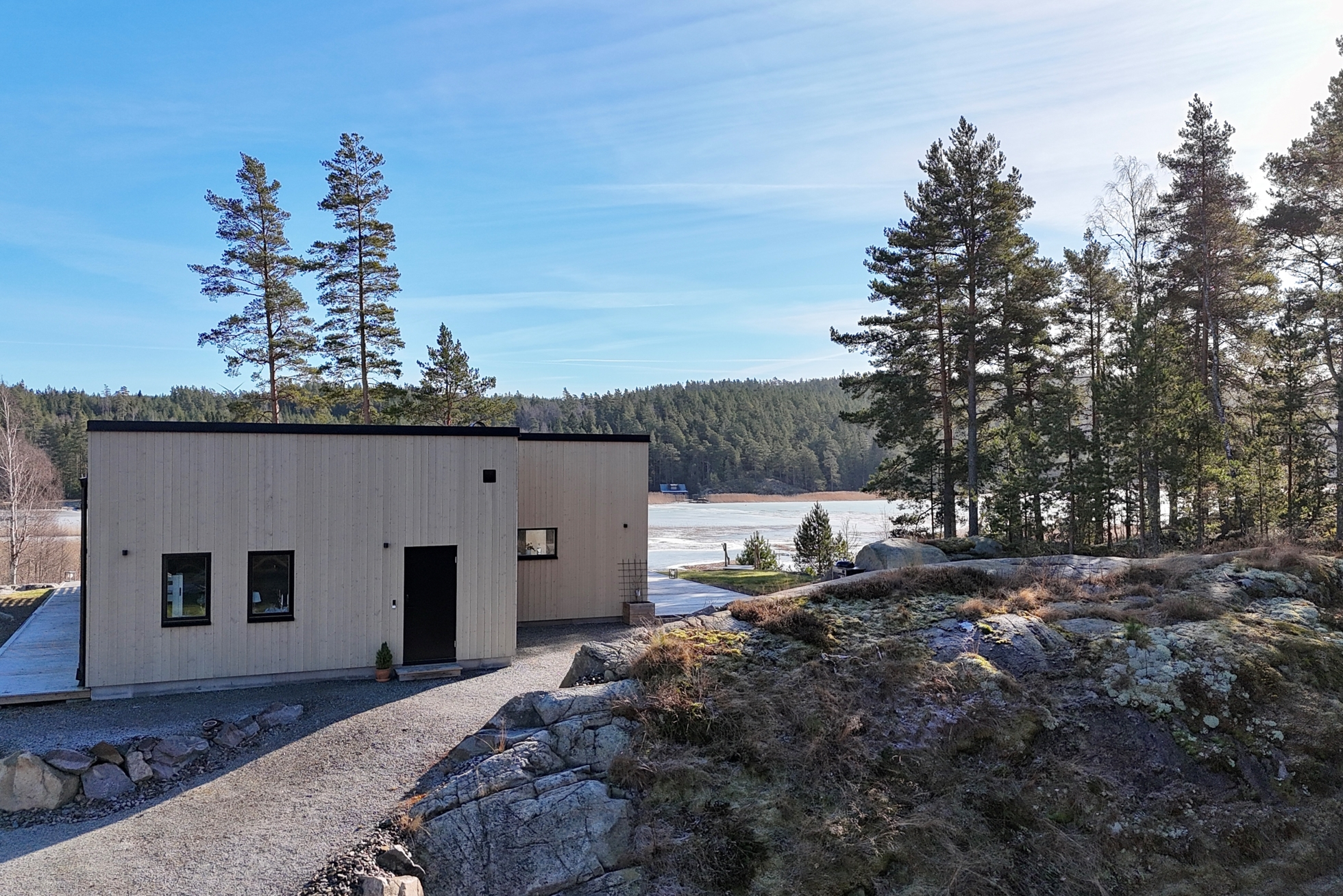 Sjöutsikt över Vättern och modern arkitektur!