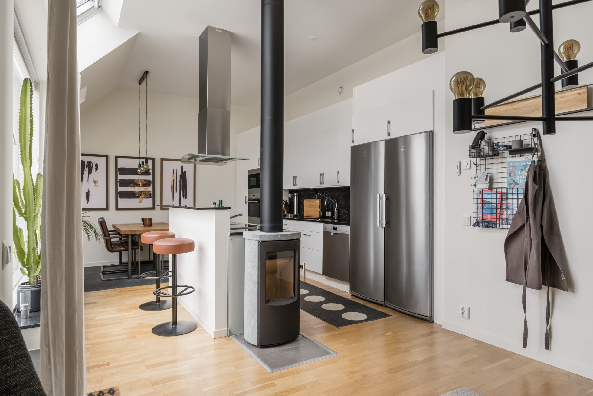 Unik vindsvåning med dubbla balkonger!