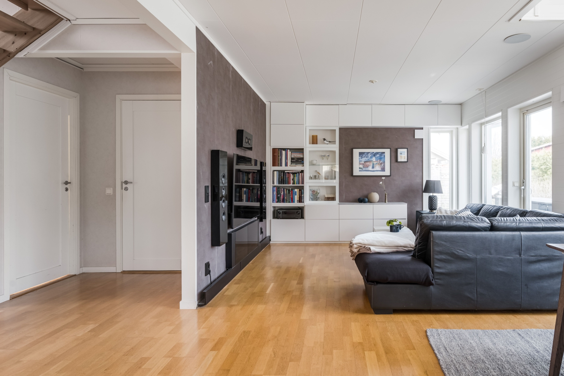 Välplanerad villa med vackert ryggåstak i populära Ekeby Almby!