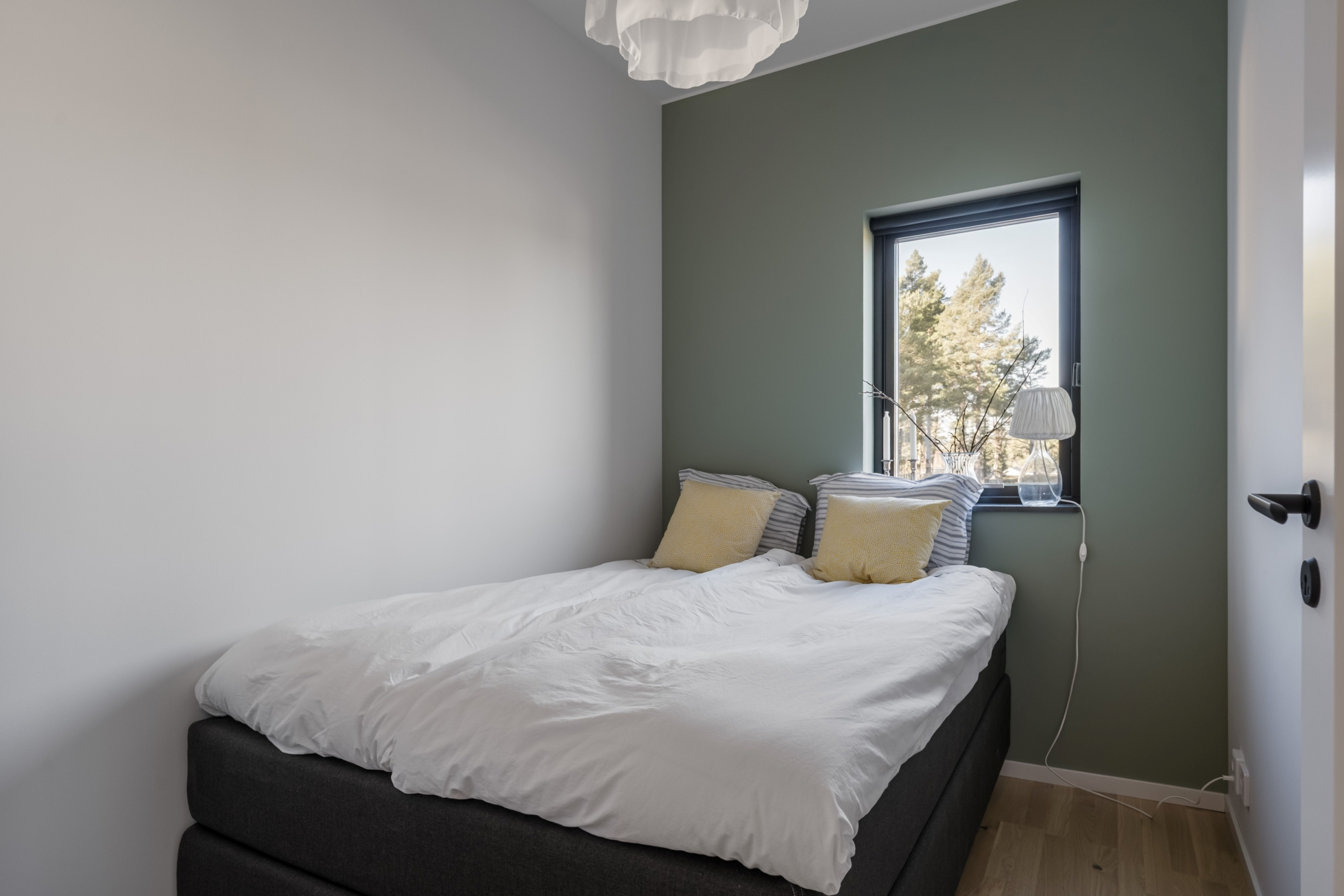 Sjöutsikt över Vättern och modern arkitektur!