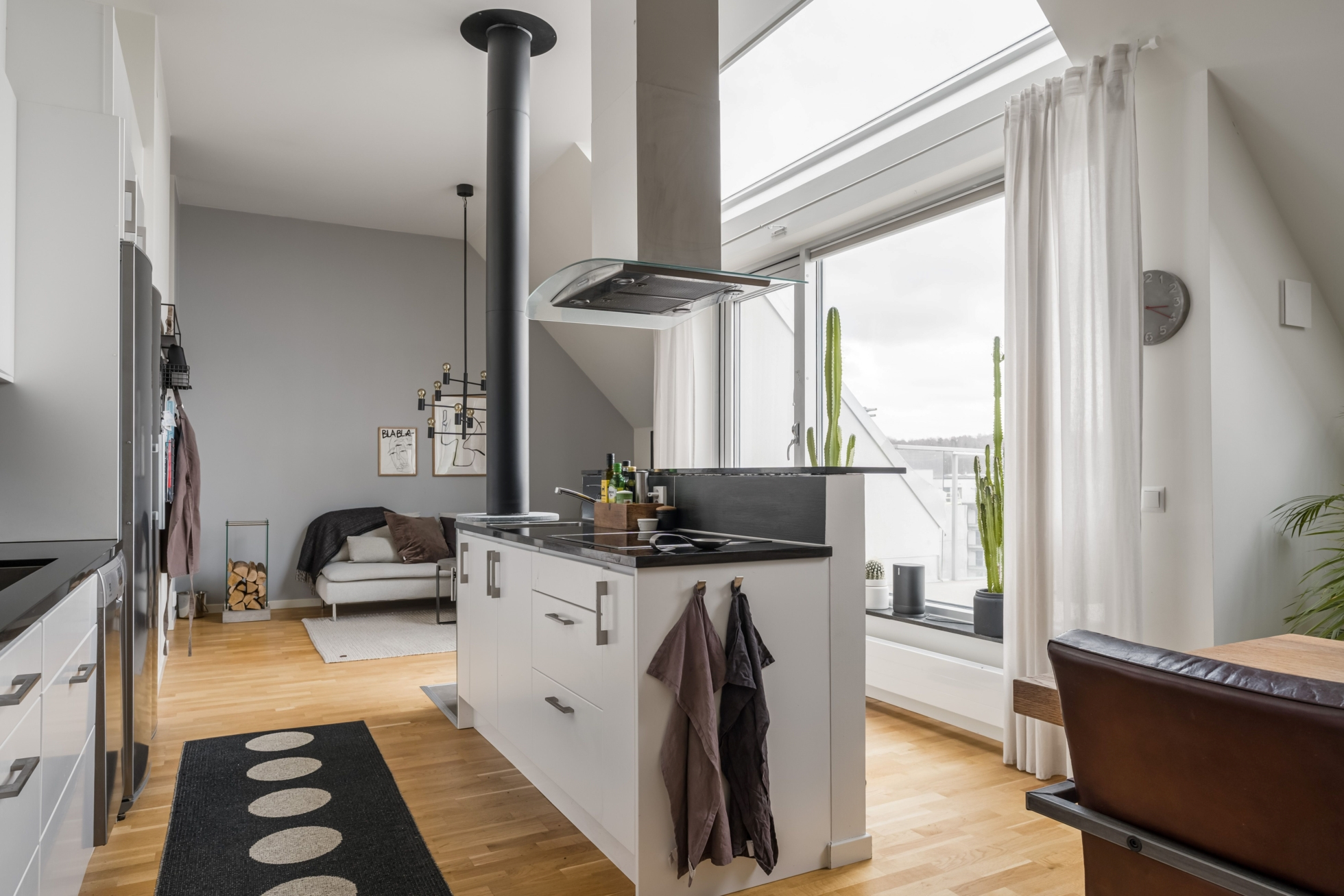 Unik vindsvåning med dubbla balkonger!