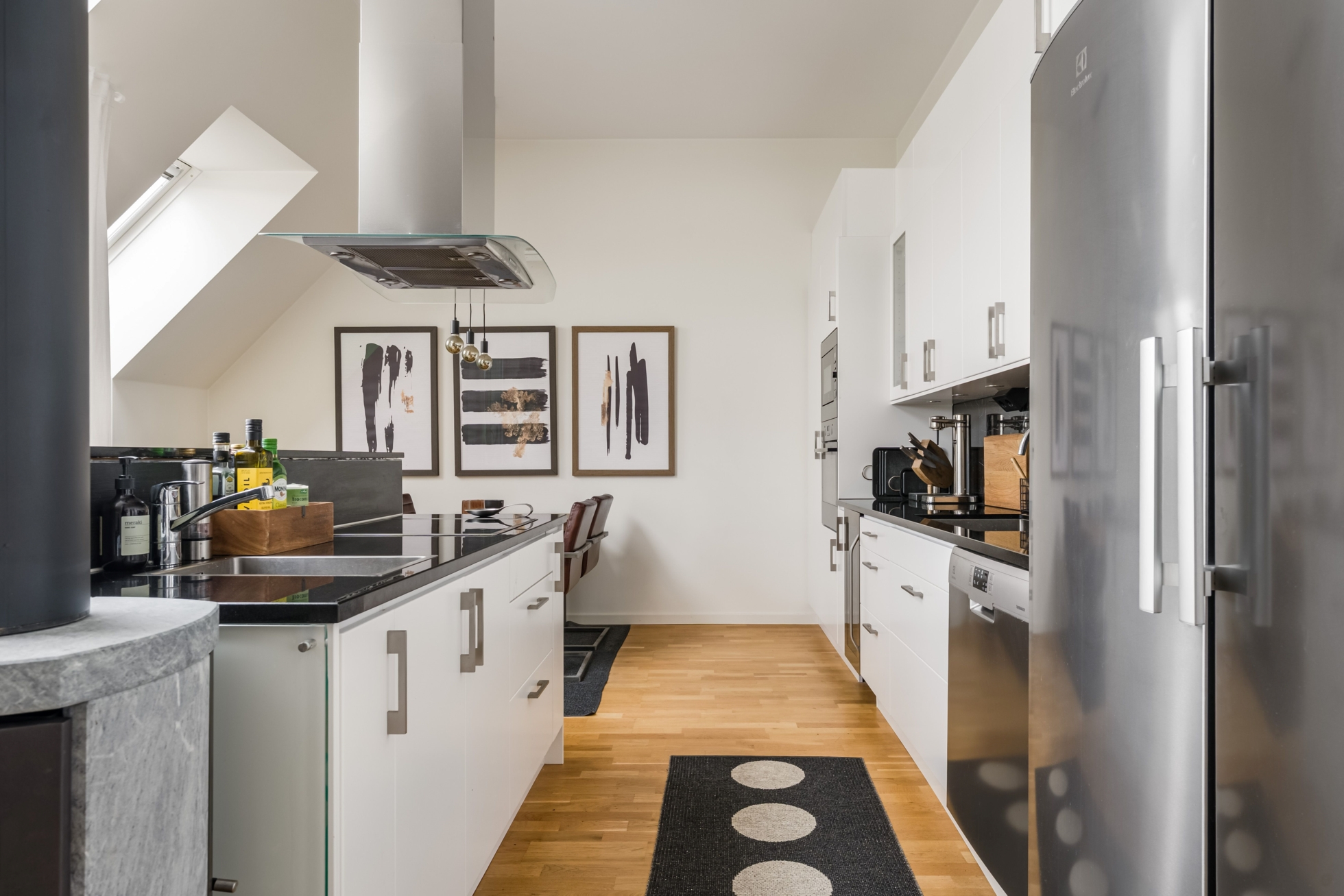 Unik vindsvåning med dubbla balkonger!