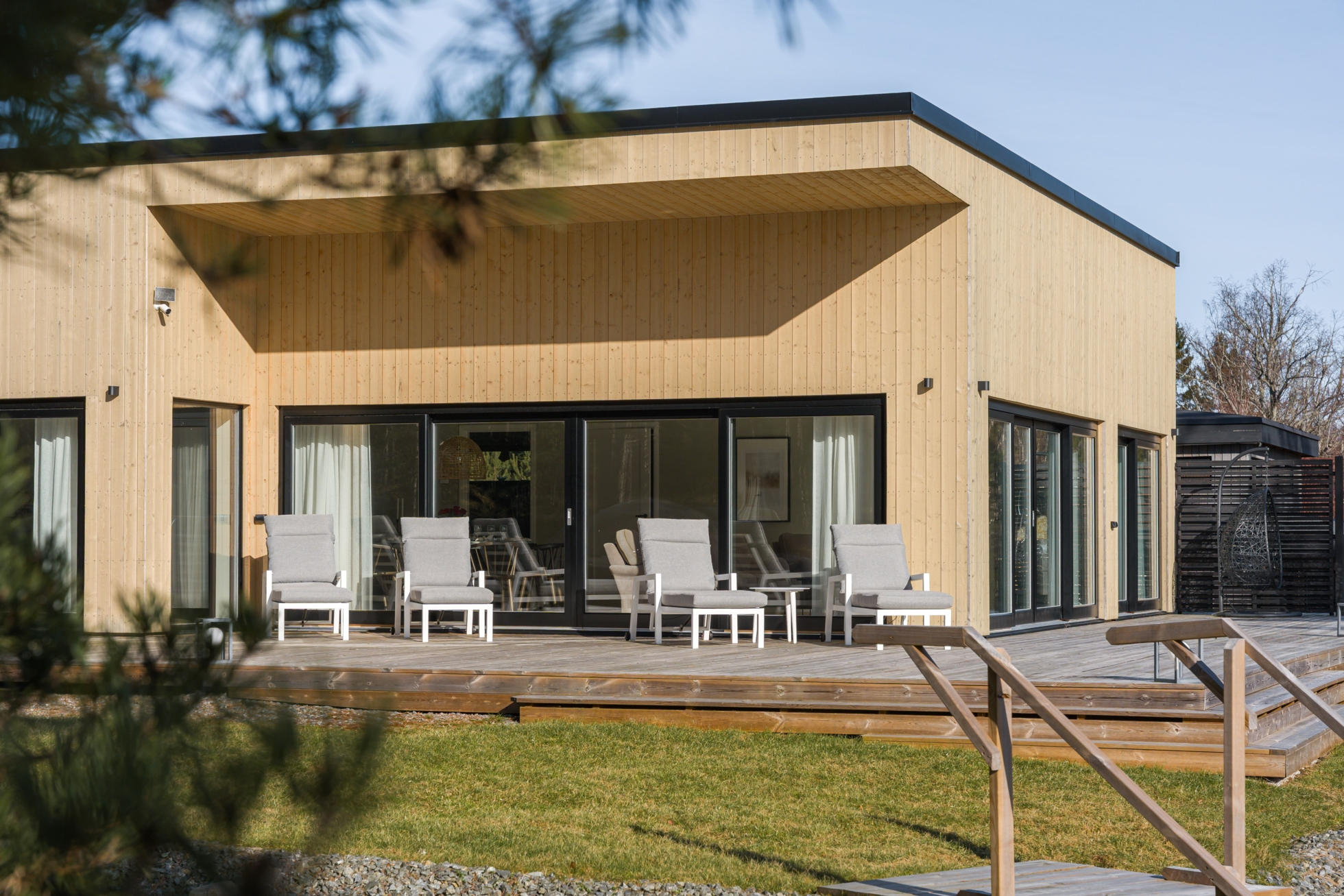 Sjöutsikt över Vättern och modern arkitektur!