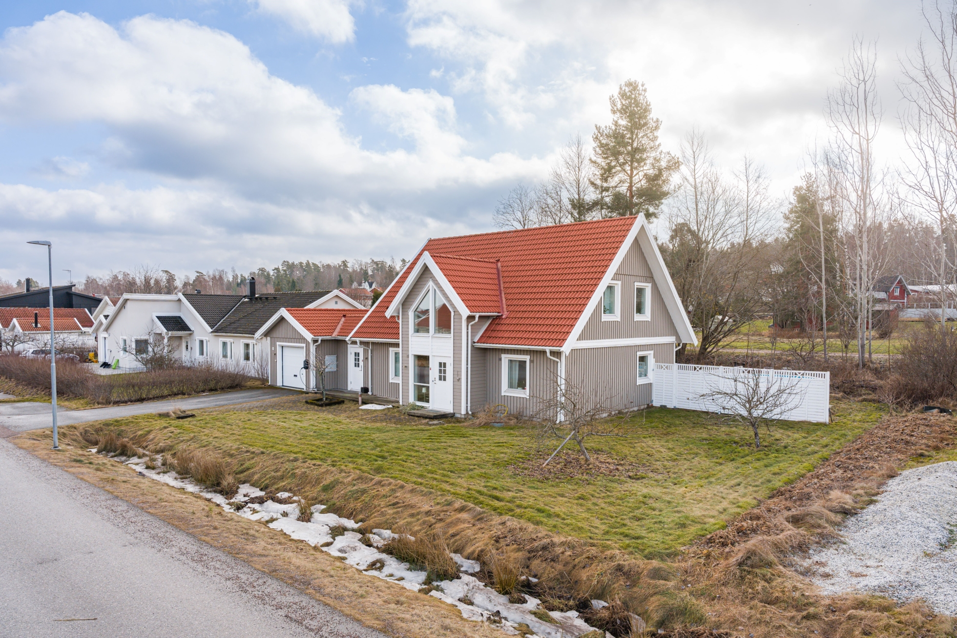 Välplanerad villa med vackert ryggåstak i populära Ekeby Almby!